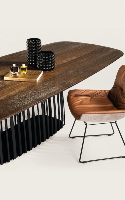 BC 07 Basket Tisch von Janua: Geräucherte Eiche, Bootsform, schwarzes Stahlgestell und brauner Lederstuhl.