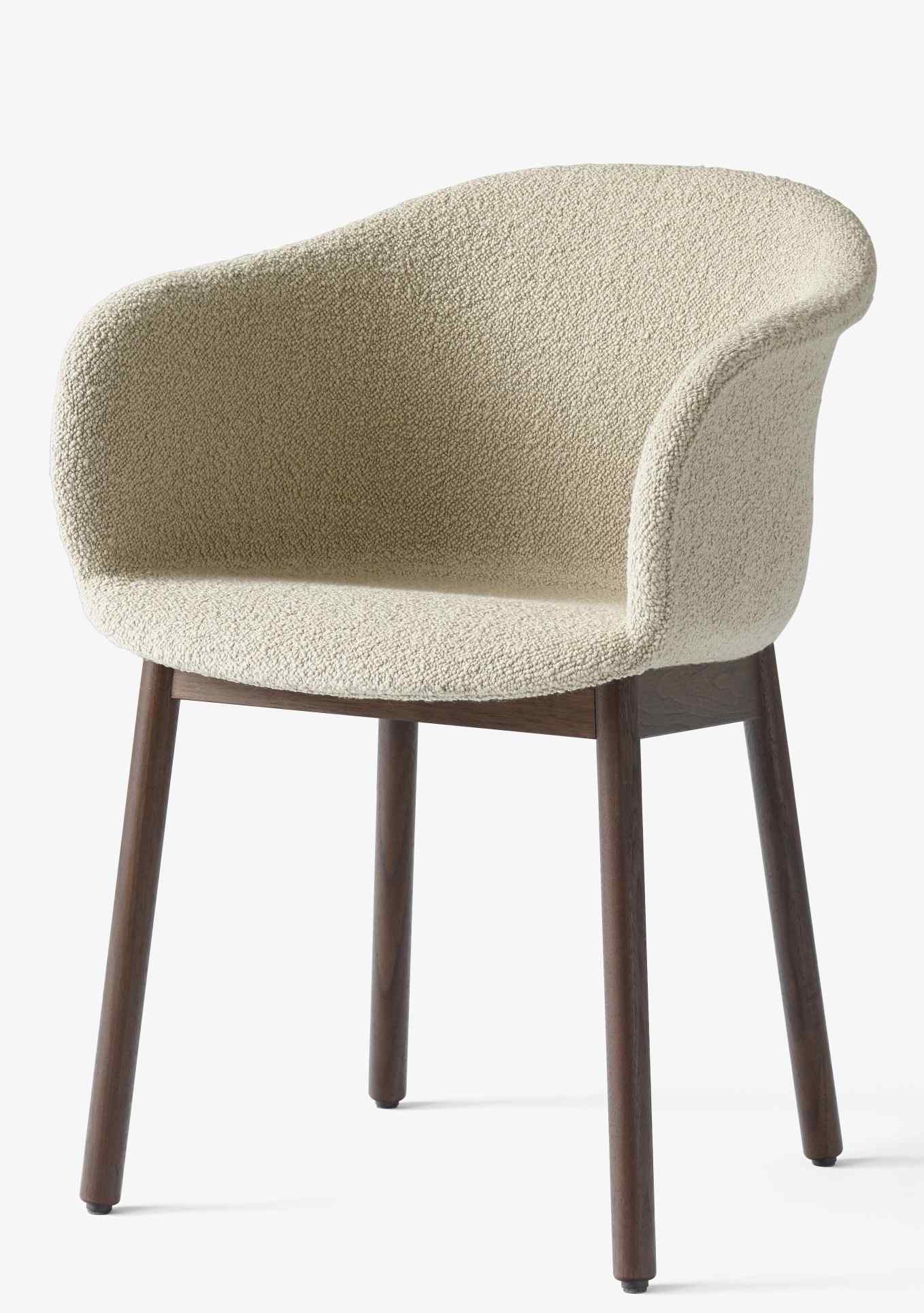 Elefy Lounge Chair JH31 von AndTradition, Sessel mit beigem Stoffbezug und dunklem Holzgestell.