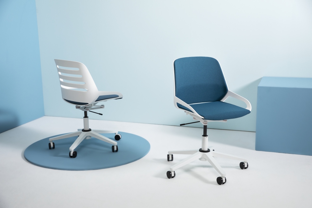 Numo Task Drehstühle von Aeris, einer mit blauer Sitzfläche, einer mit weißer Rückenlehne.