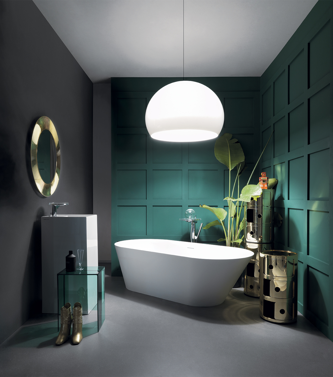 Badezimmer in Grau und Grün mit Badewanne, Waschbecken, Spiegel und Kartell Componibili Elementen.
