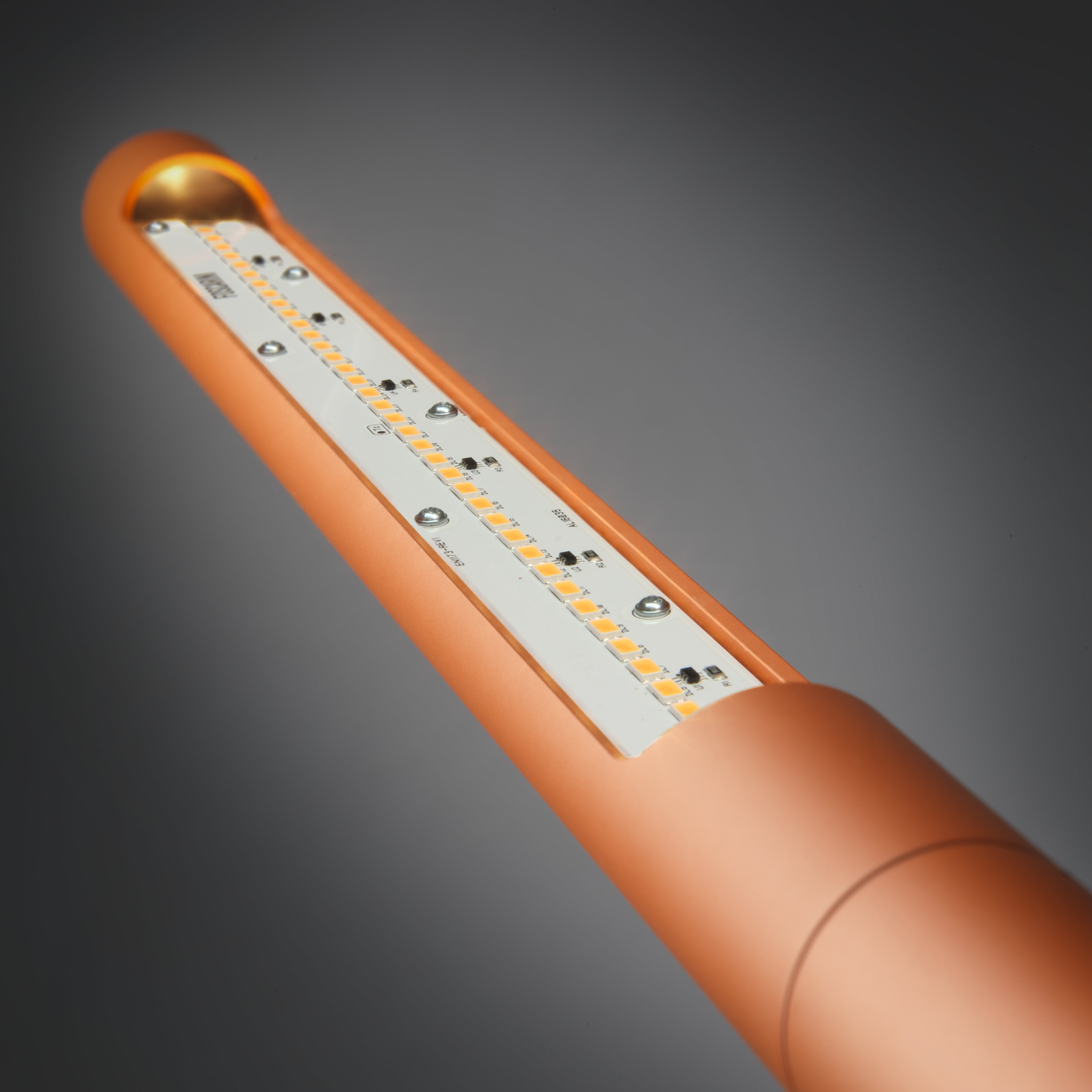 Detailaufnahme der orangefarbenen Foscarini Tuareg Stehleuchte, die das LED-Leuchtmittel und die moderne Bauweise zeigt.