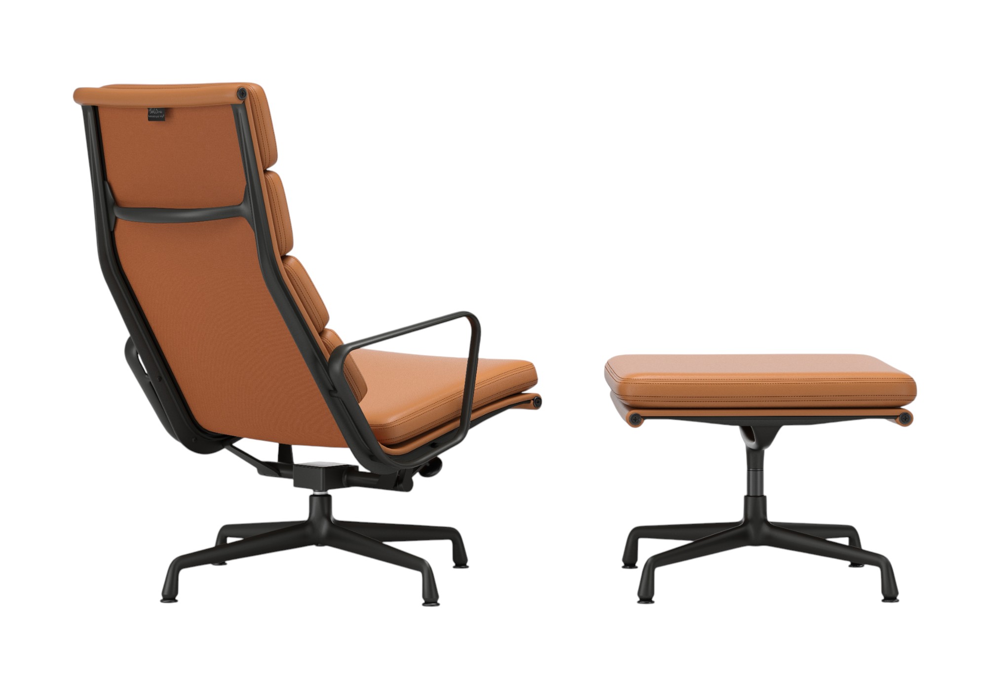 Vitra EA222 Soft Pad Sessel mit Hocker, Leder cognac, Gestell schwarz, seitliche Perspektive.