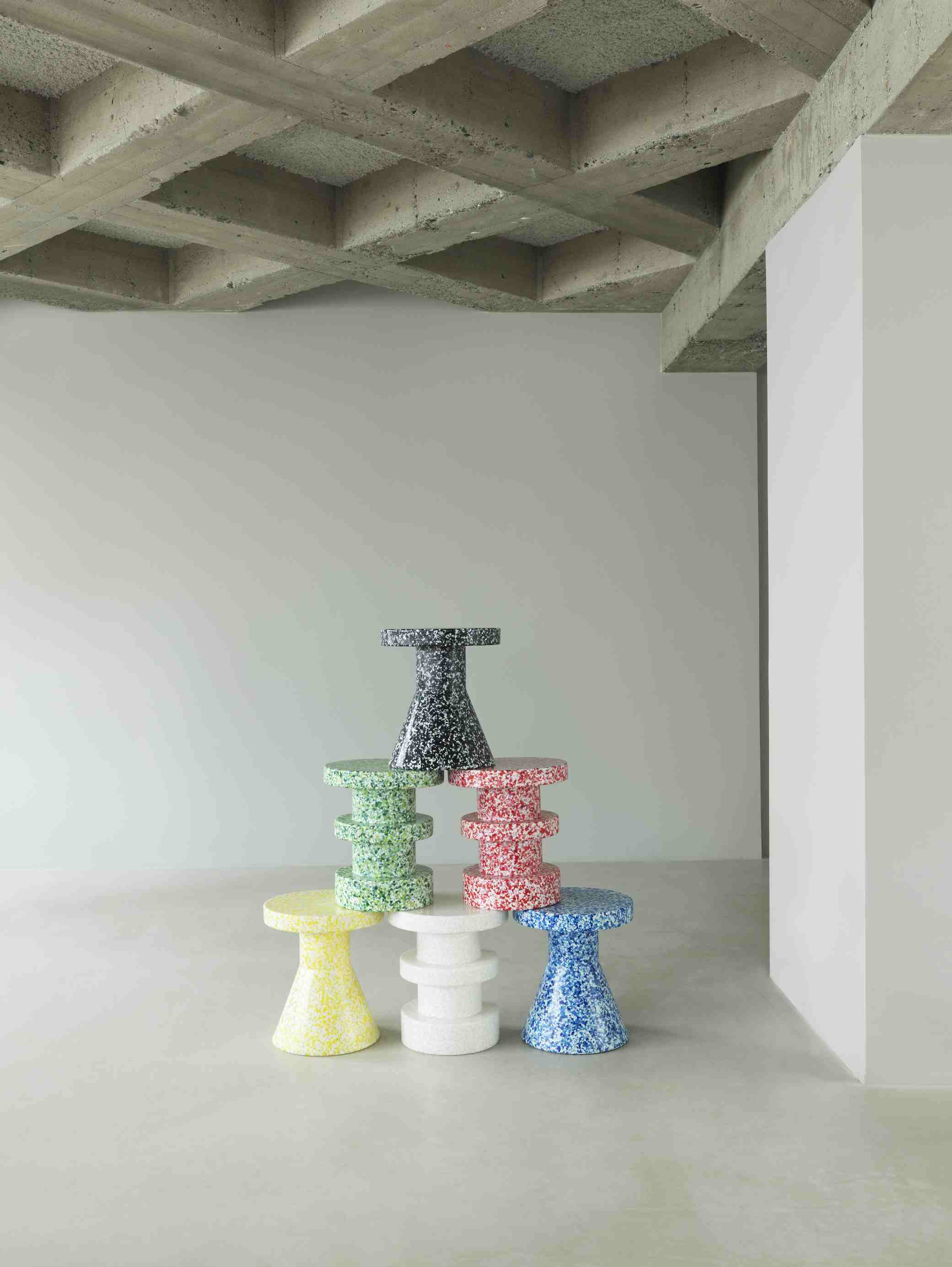 Gestapelte, farbenfrohe Bit Stool Cone Hocker von Normann Copenhagen. Moderne Hocker für Wohnzimmer und Büro.