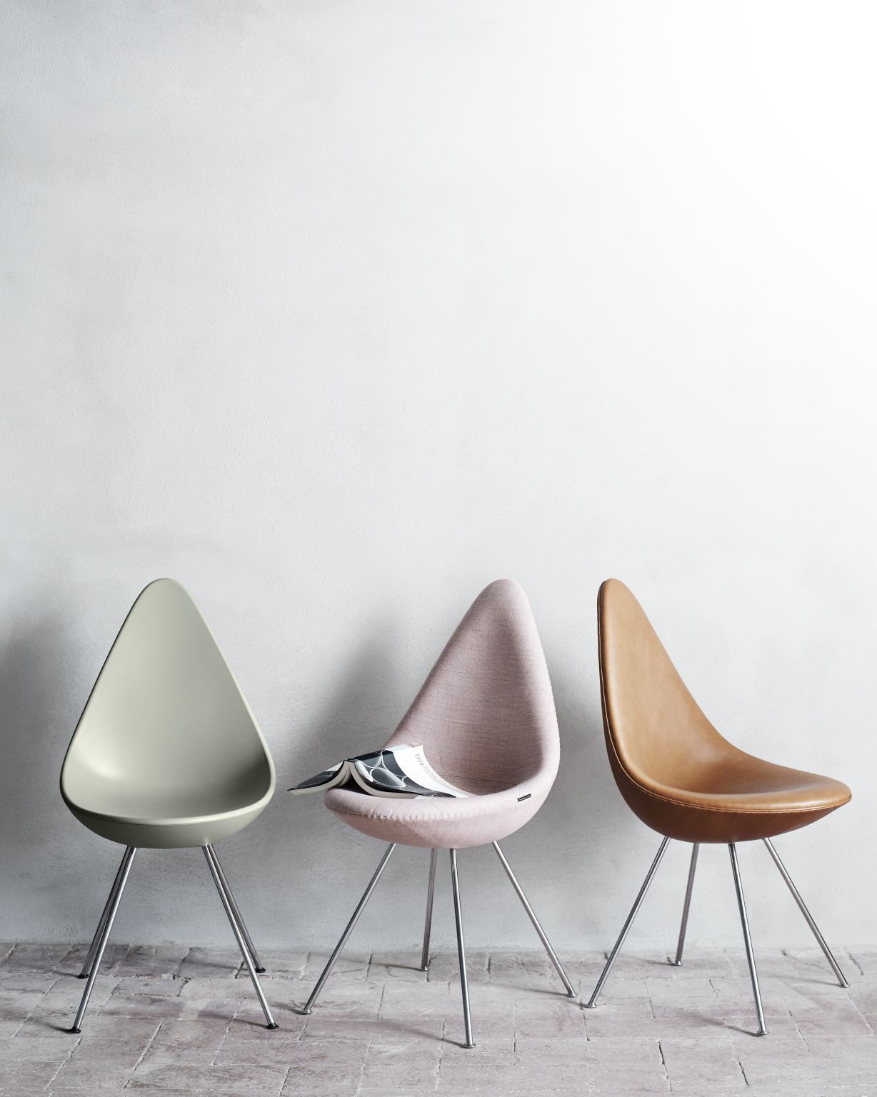 Drei Drop Stühle von Fritz Hansen in Beige, Rosa und Leder mit Stahlbeinen vor Wand.