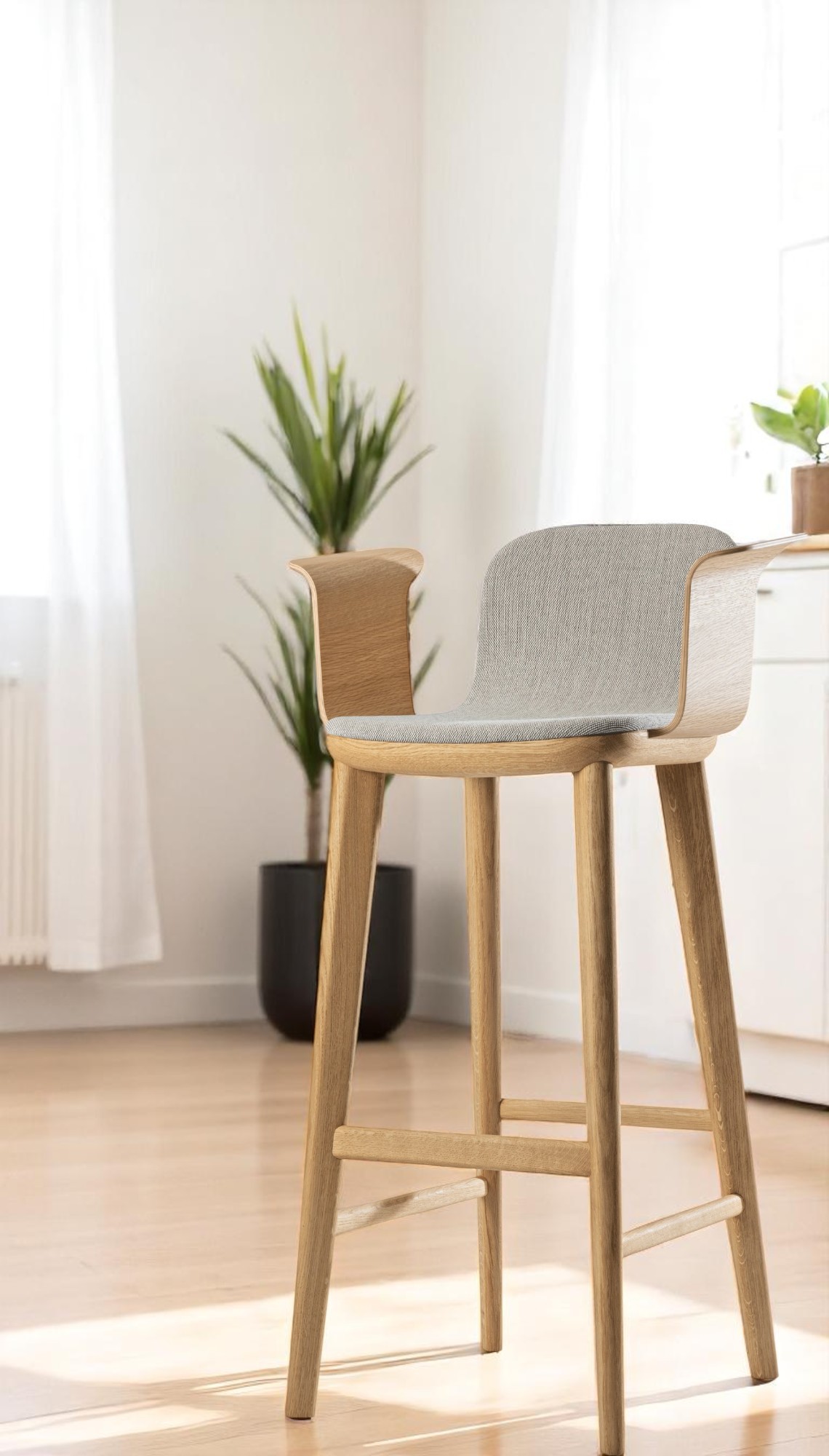 Aeon Comfort Barstool Barhocker mit Armlehnen, vollgepolstert, helles Holz, grauer Stoffbezug, modernes Küchendesign.