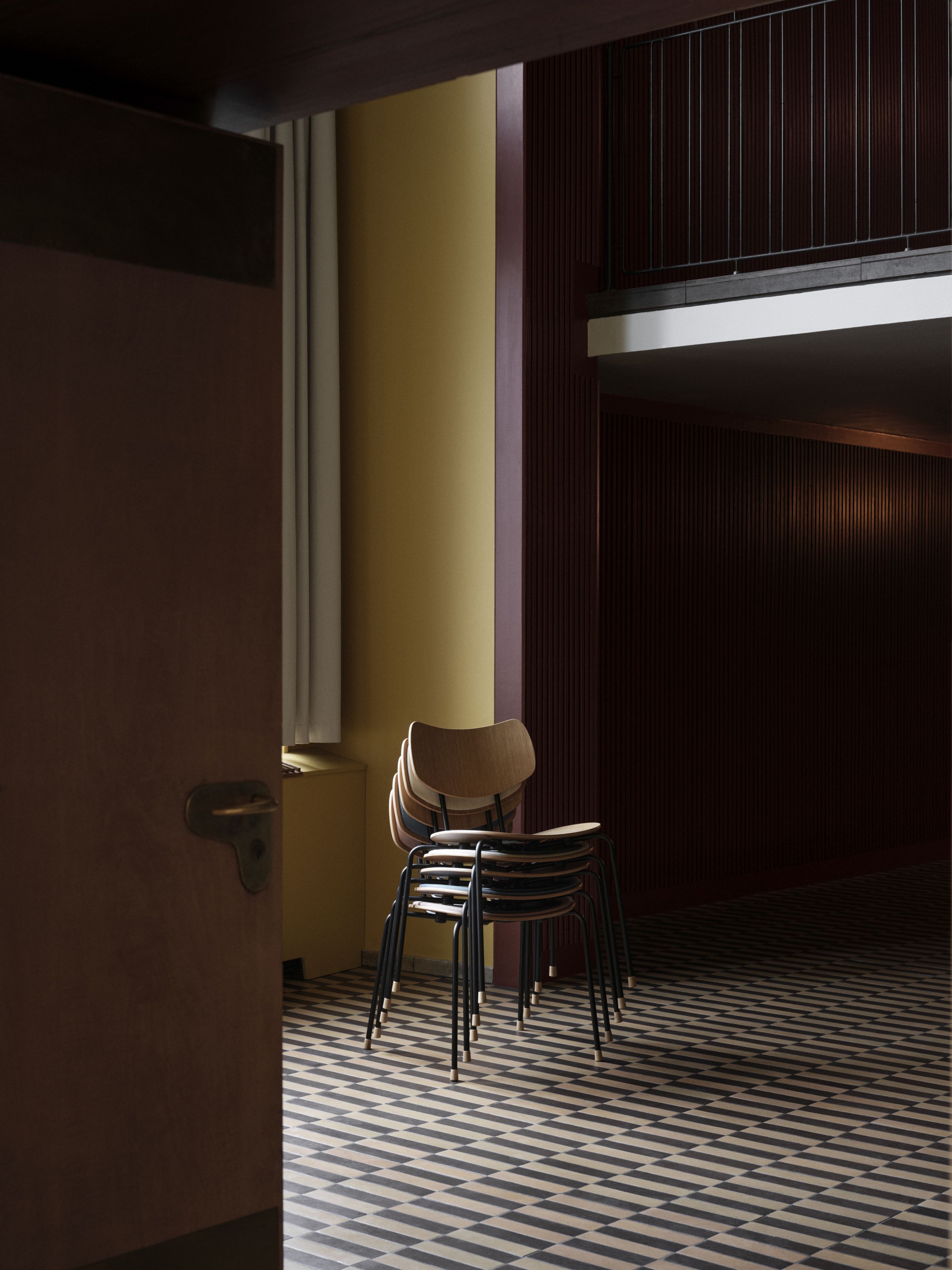 Stapelbare Vega Stühle von Carl Hansen & Søn mit schwarzem Gestell und Holz-Sitzfläche im Interieur.