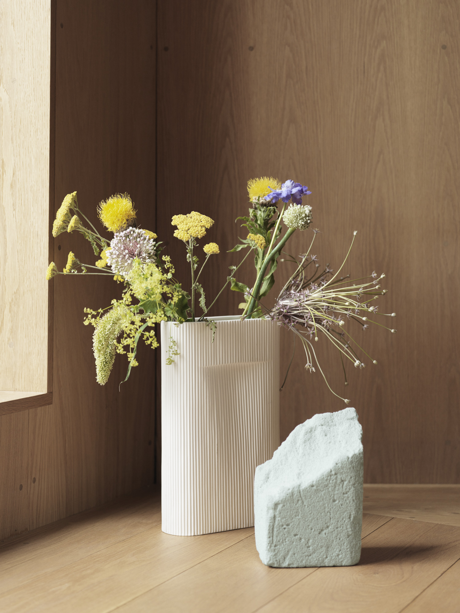Milchglas hellblaue Ridge Vase von Muuto mit Blumenstrauß, moderne Dekoration für Wohnzimmer und Tisch.