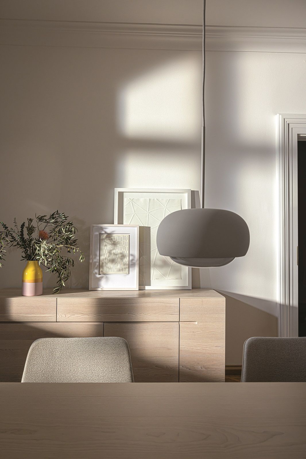 Massivholz Sideboard im Zeitraum Design mit Deko-Elementen und grauer Lampe im modernen Wohnzimmer.