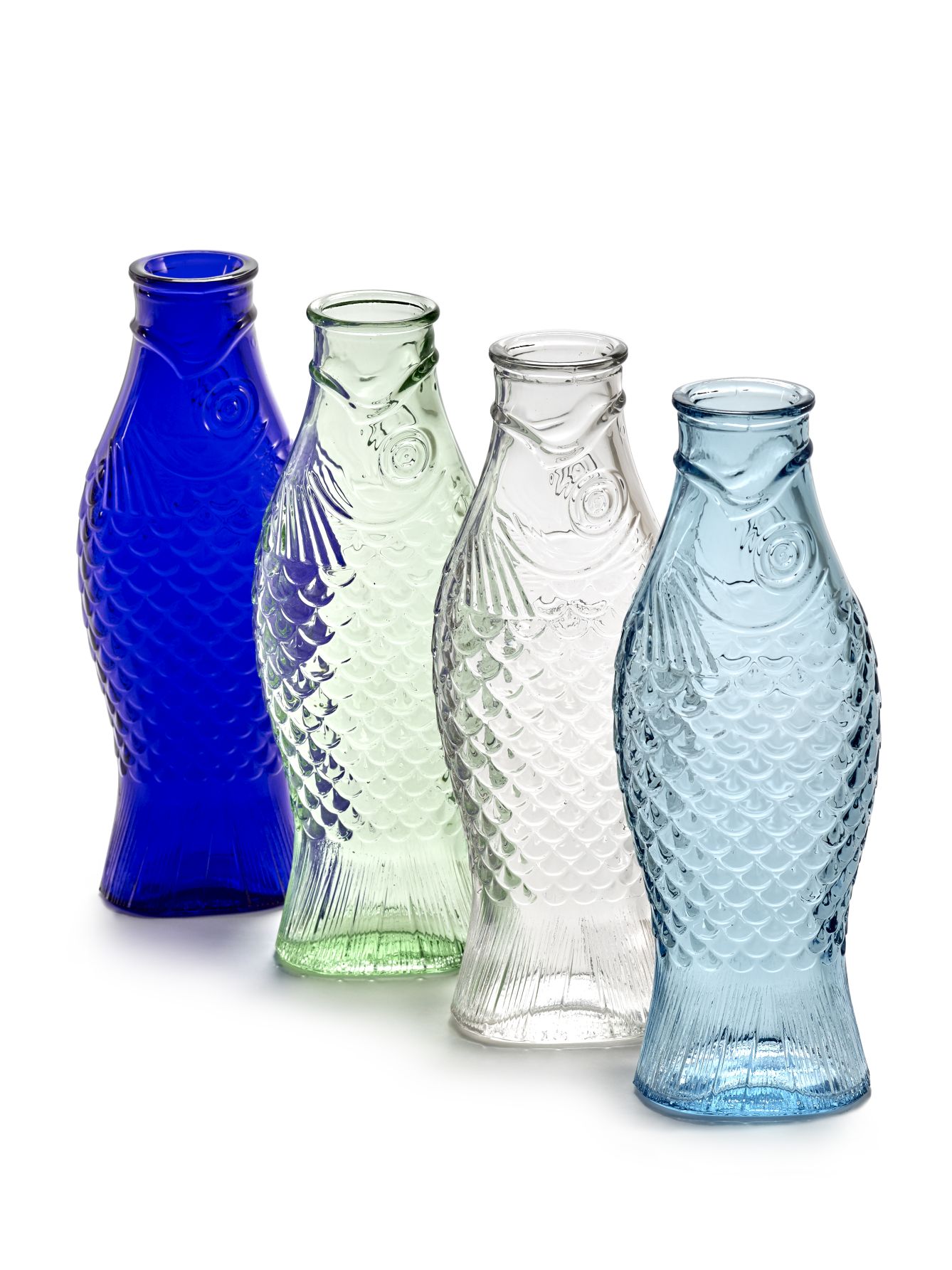 Vier farbige Glasflaschen in Fischform, darunter eine grüne Fles Flasche von Serax.