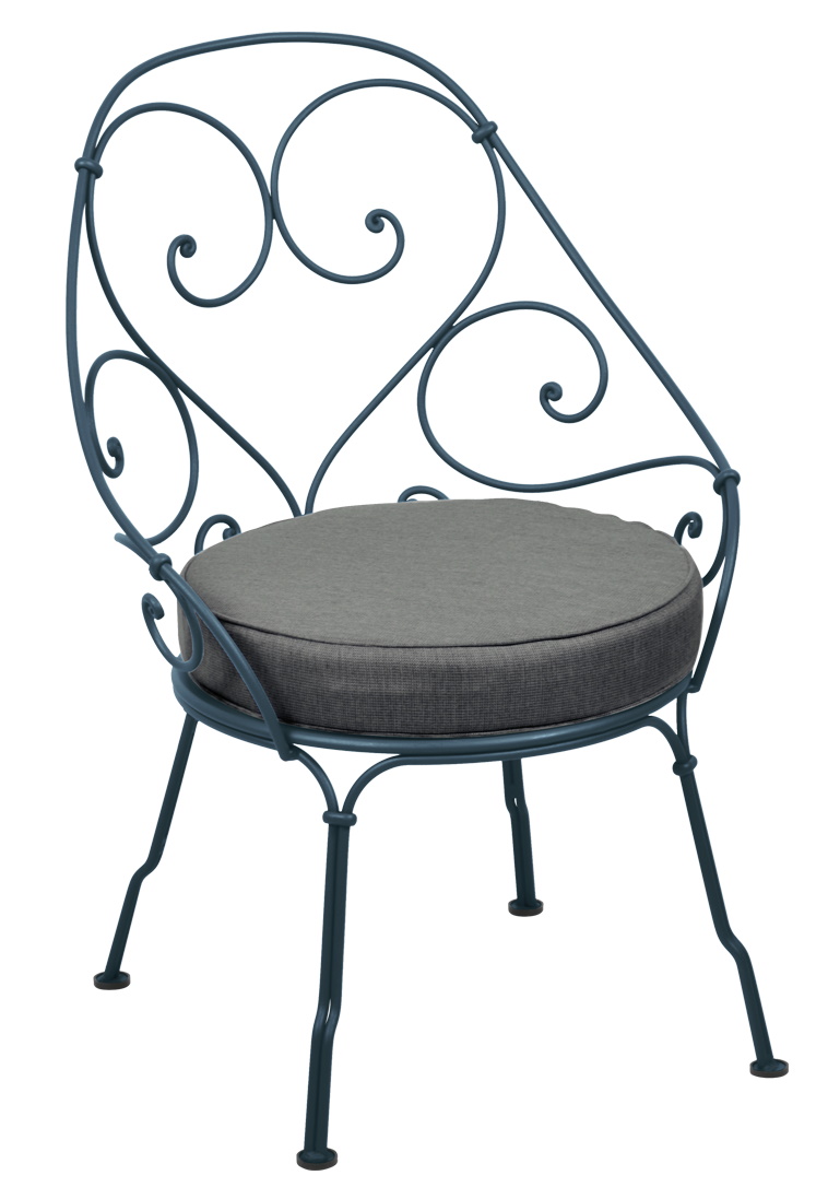 Blauer 1900 Sessel Cabriolet von Fermob mit grauer Sitzauflage für den Garten oder Balkon.