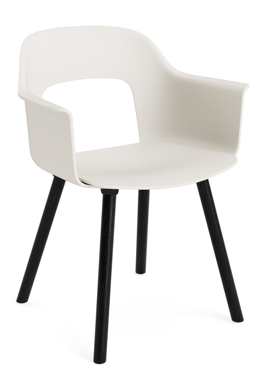 Layout Armchair von Hay: Moderner Armlehnstuhl in Weiß mit schwarzen Holzbeinen für Esszimmer und Wohnbereich.