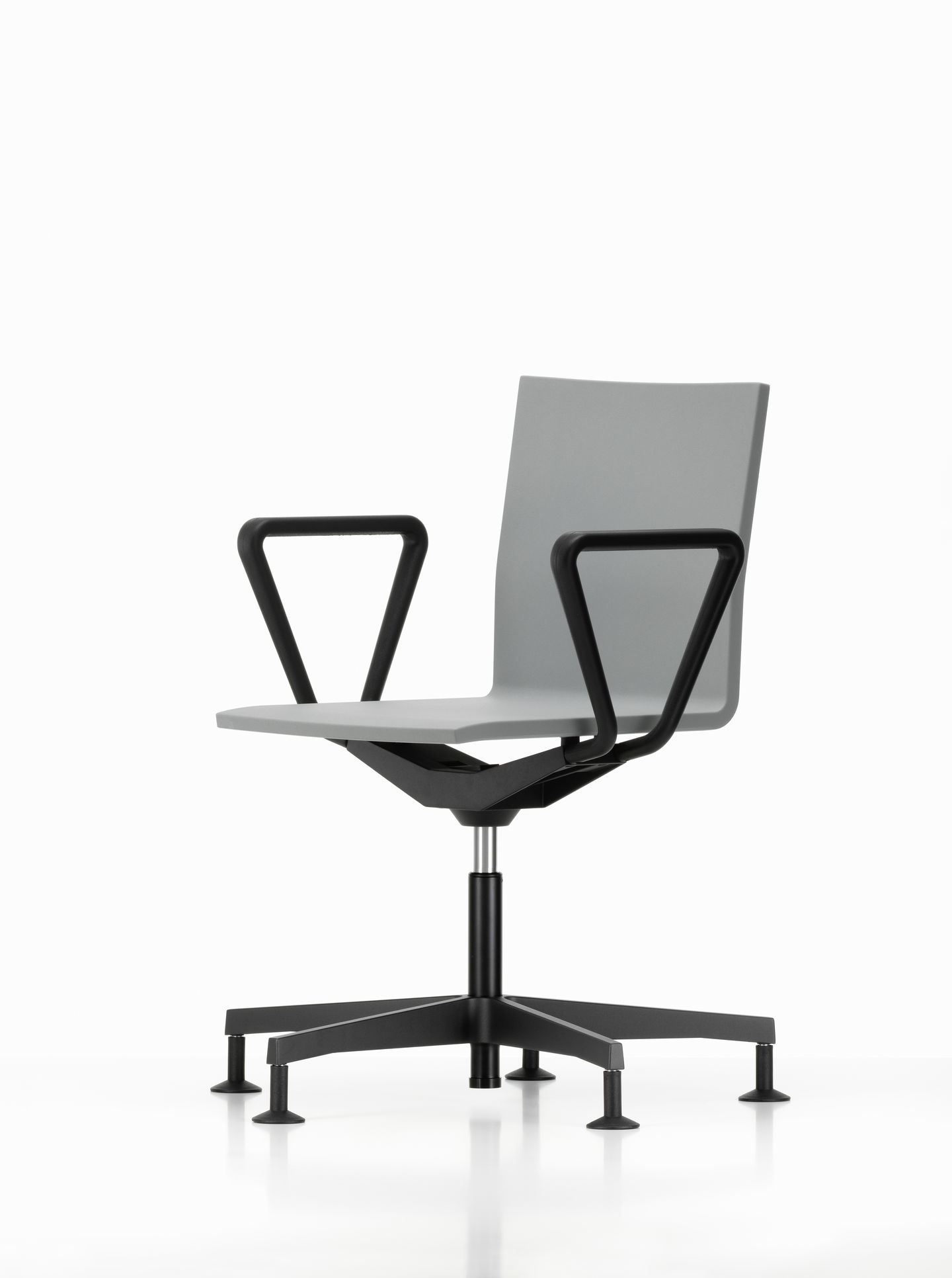 Grauer .04 Bürodrehstuhl von Vitra mit schwarzen Armlehnen und Fußkreuz auf weißem Hintergrund.