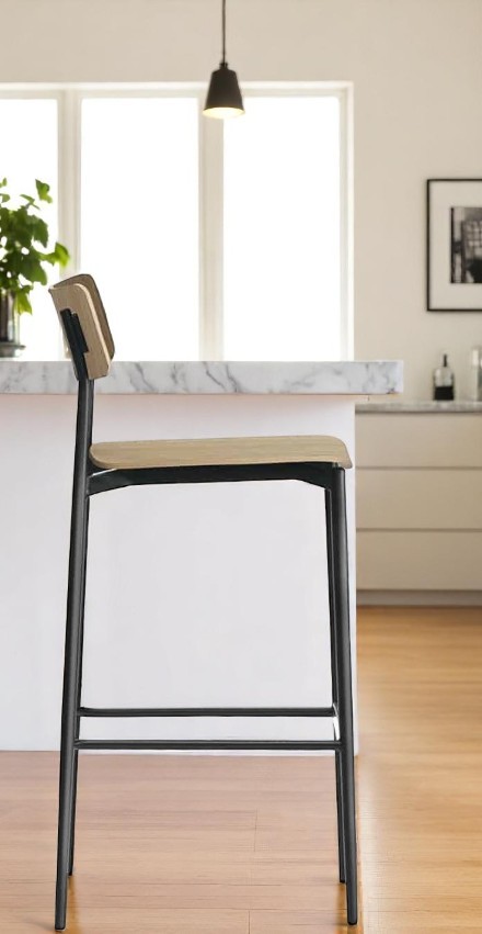 Cult-Wood Barstool Barhocker von Segis   mit schwarzem Metallgestell und hellem Holz-Sitz vor Küchentheke.