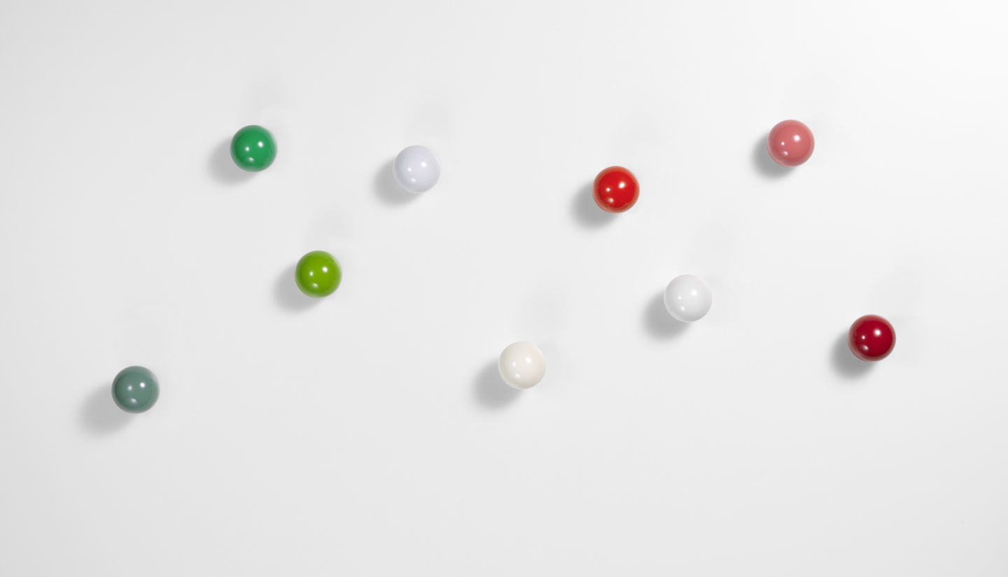 Vitra Coat Dots Garderobenhaken: Mehrfarbiges 3er-Set als dekorative Wandgarderobe für Flur und Kinderzimmer.