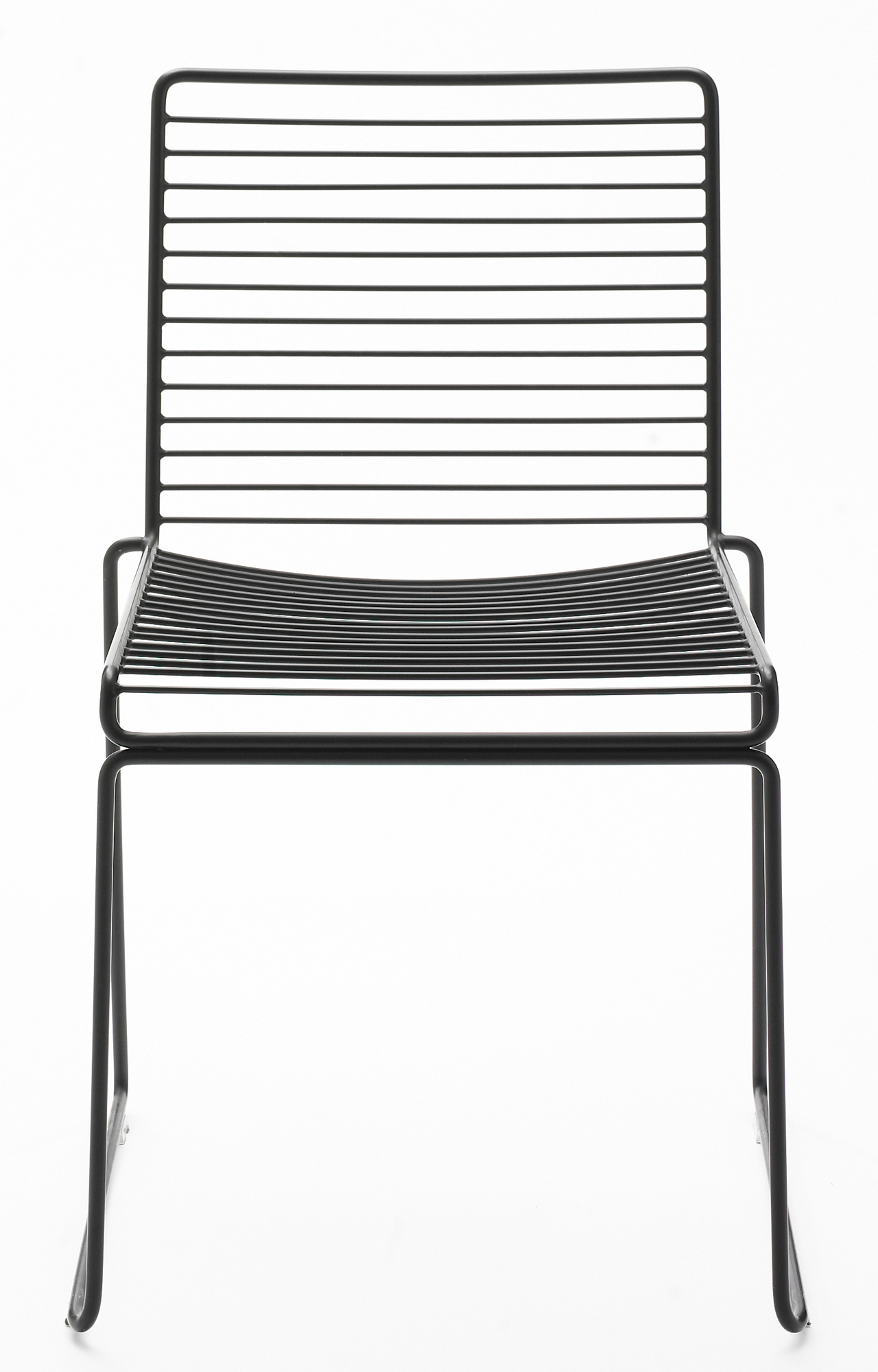 Schwarzer Hee Dining Chair Stuhl von Hay, minimalistisches Design mit Stahlgestell, Frontansicht.