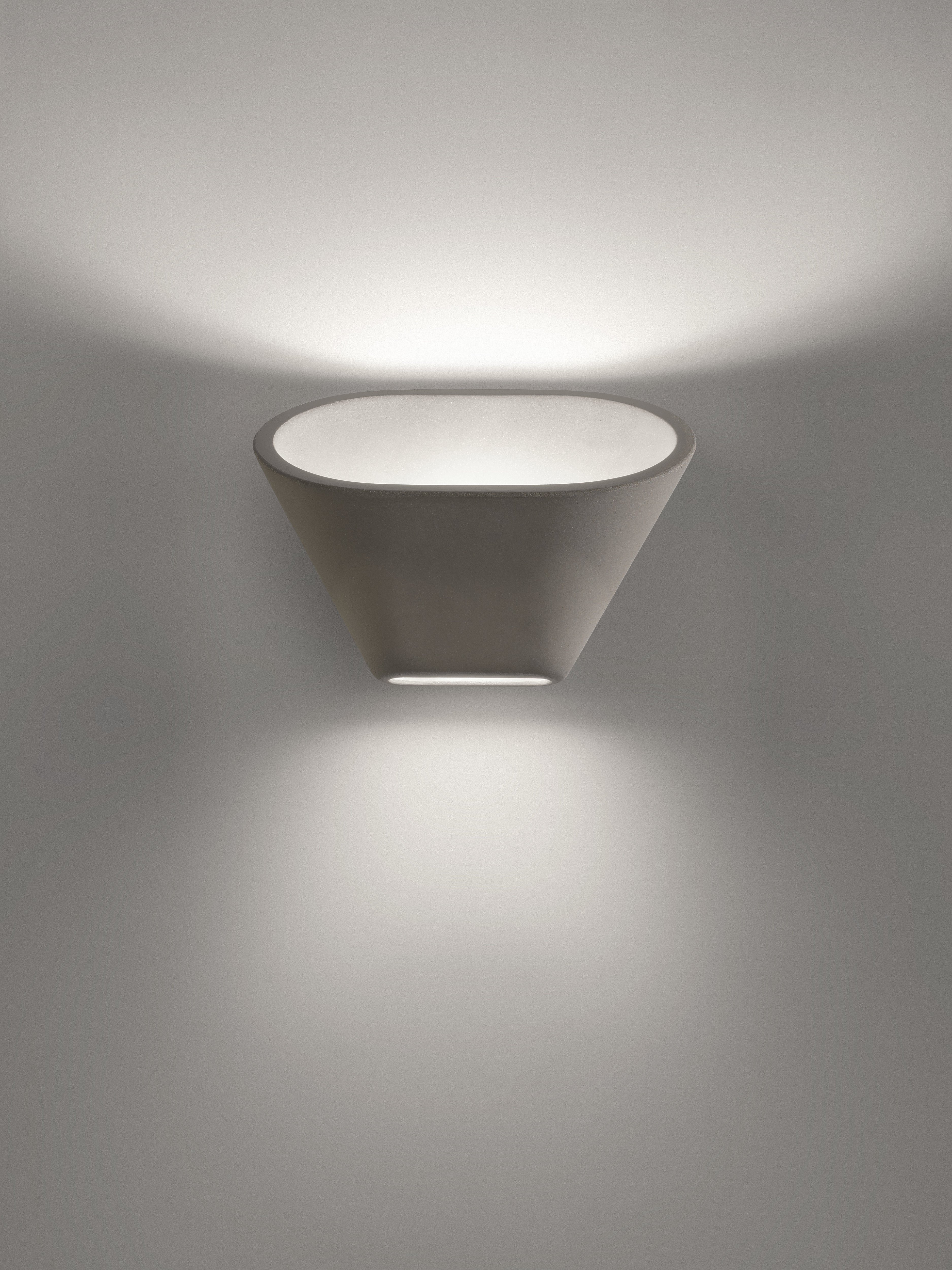 Aplomb Wandleuchte von Foscarini, graue Beton-Optik, indirekte Beleuchtung für stimmungsvolles Licht.