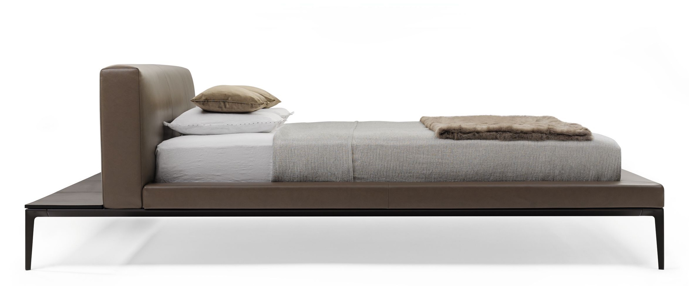 Jaan Bett von Walter Knoll, modernes Doppelbett mit braunem Lederbezug und stilvollem Design.