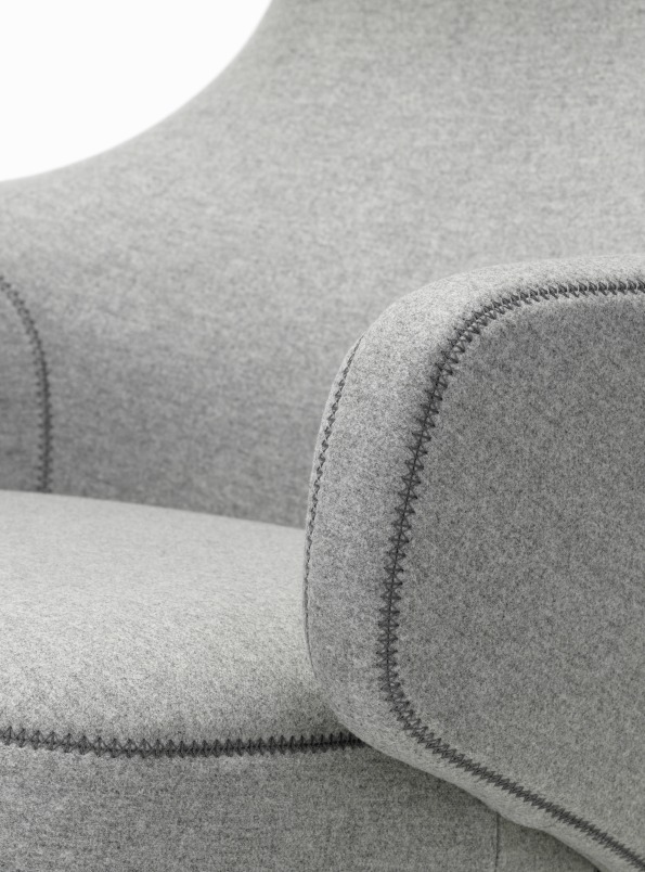 Detailaufnahme vom Vitra Grand Repos Sessel in Kieselstein Cosy, Fokus auf Armlehne und Naht.