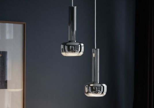 Zwei moderne, verchromte Pendelleuchten mit LED-Beleuchtung vor dunklem Hintergrund, ideal für stilvolle Innenräume.