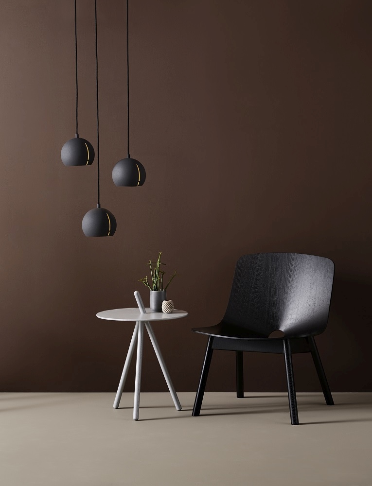 Drei schwarze Gap Pendelleuchten von Woud über einem Tisch und Stuhl, modernes Design.