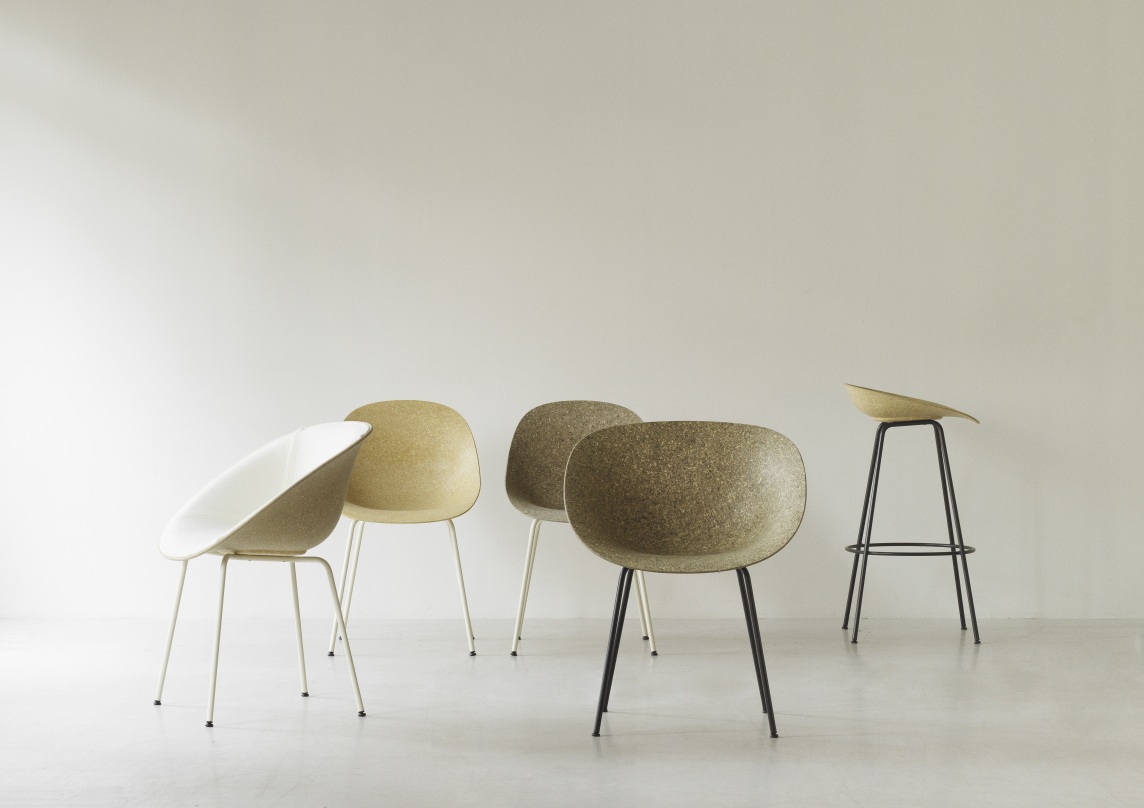 Normann Copenhagen Mat Armchair Stühle und Barhocker in verschiedenen Farben vor einer weißen Wand.