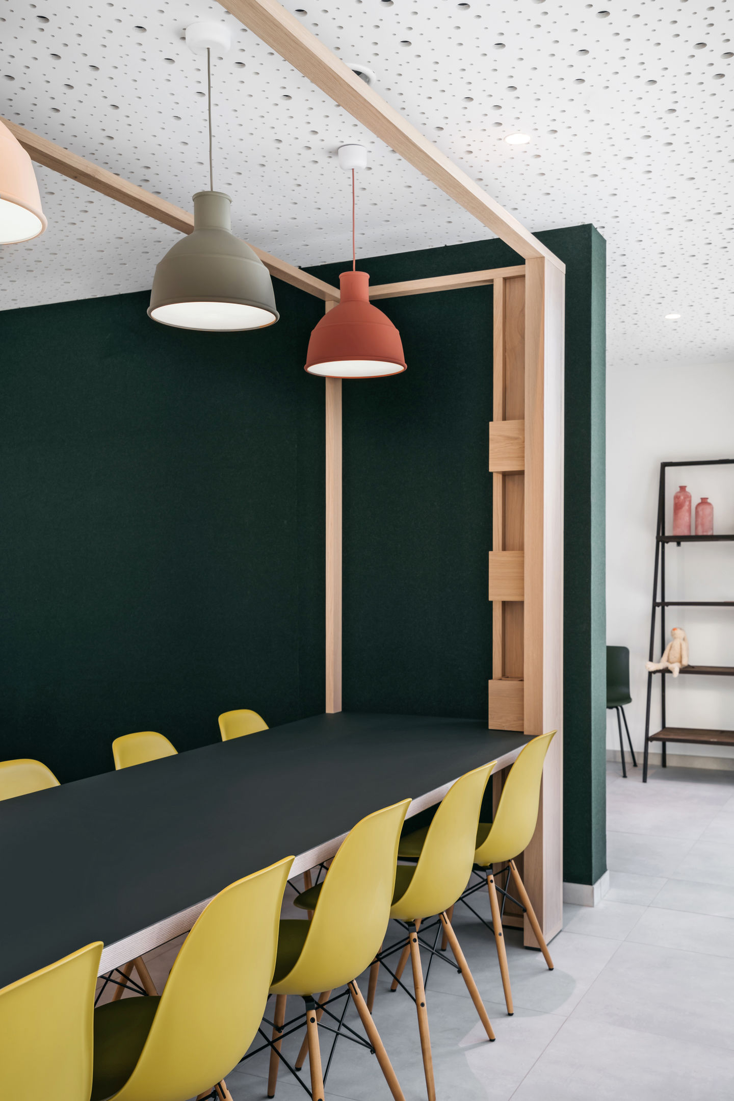 Gelbe Eames Fiberglass Chairs DSW mit Sitzpolster von Vitra an einem langen Tisch.