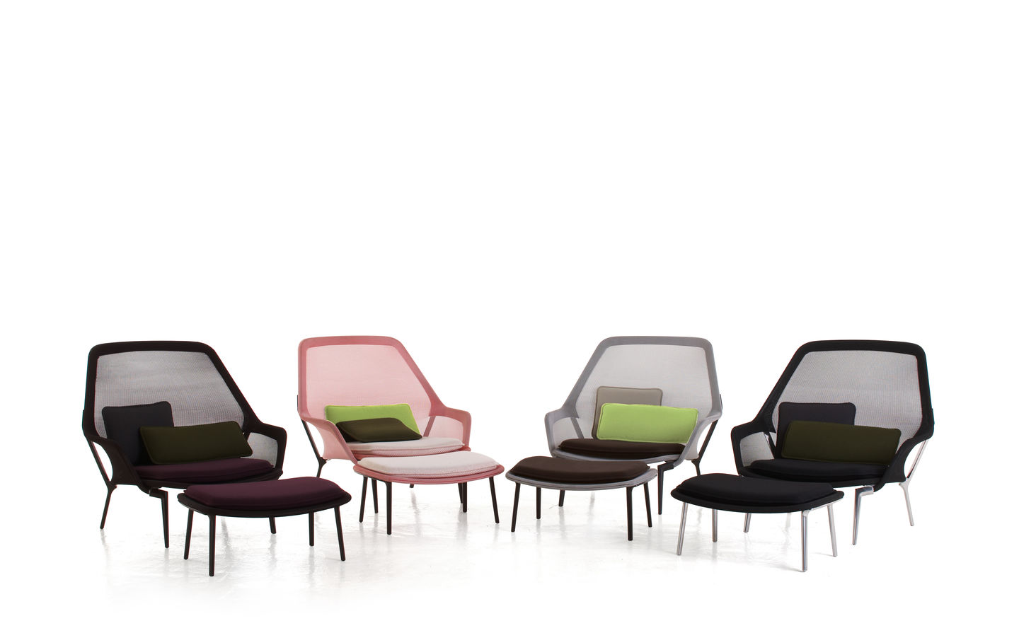 Vitra Slow Chair Sessel mit Ottoman in Schwarz, Rosa und Grau auf weißem Hintergrund.
