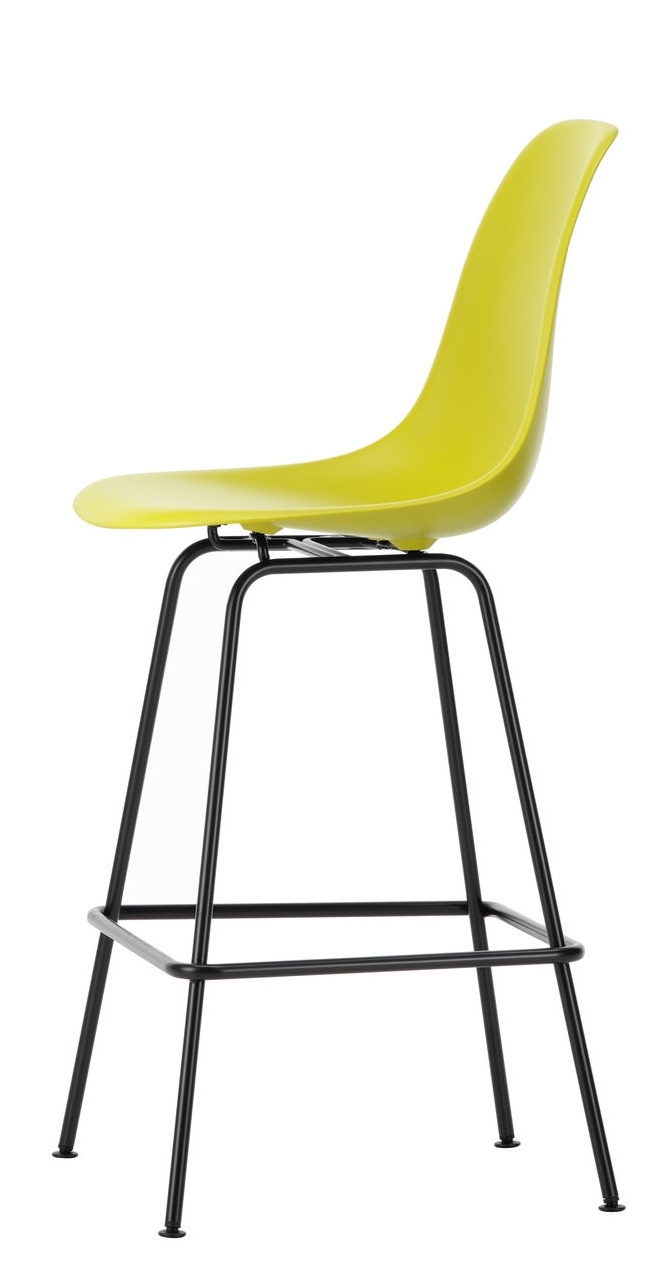 Vitra Eames Plastic Bar Stool Barhocker Medium in Gelb mit schwarzem Metallgestell.