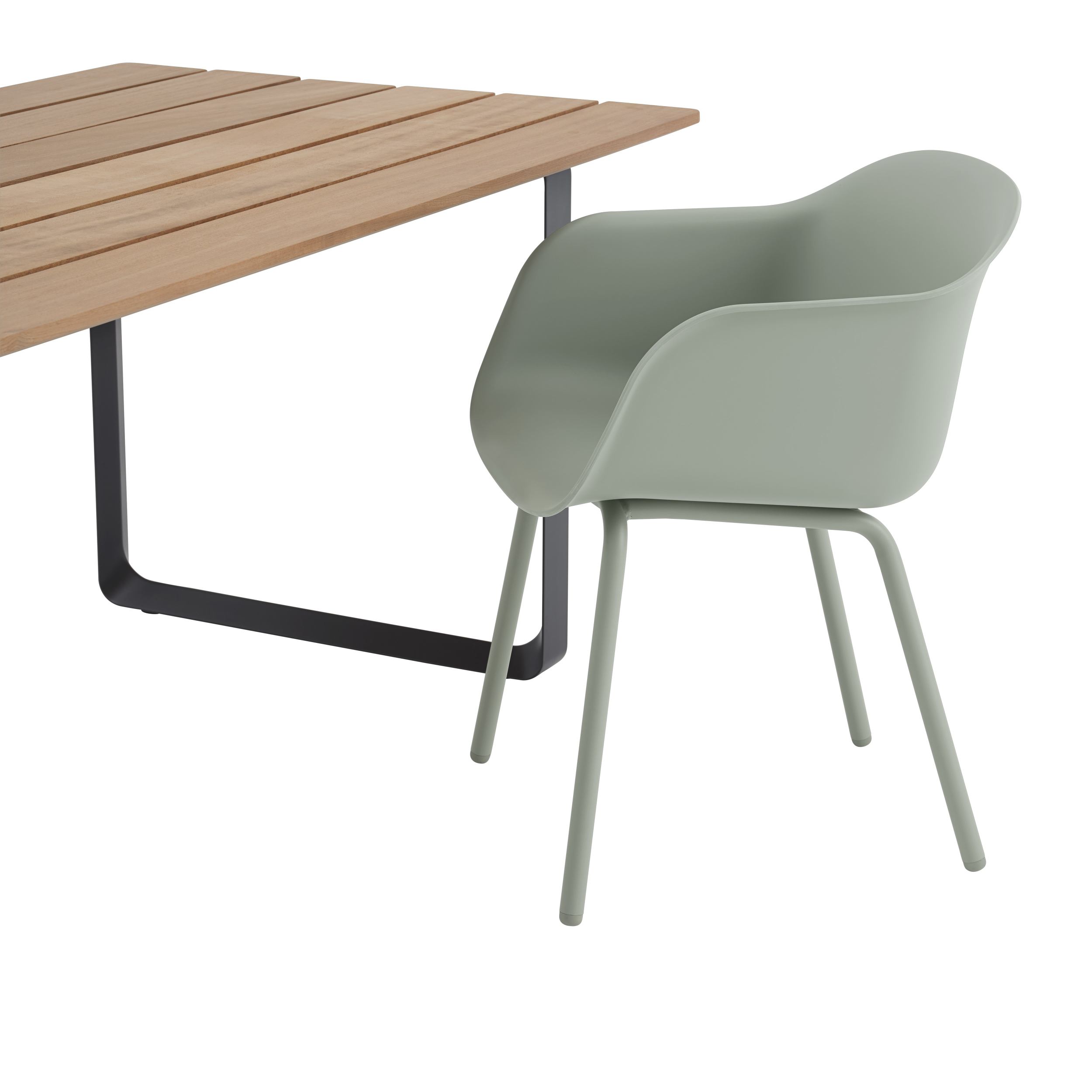 Muuto Fiber Outdoor Armchair Armlehnstuhl in Grün neben Holztisch, moderner Gartenstuhl für Terrasse und Balkon.