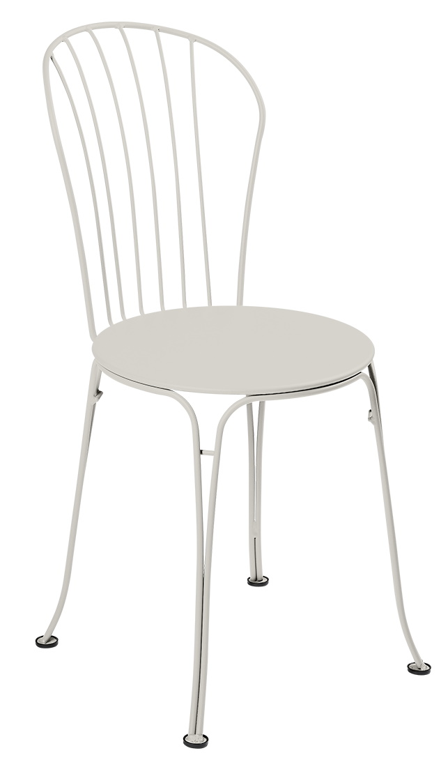 Fermob Opéra+ Stuhl für den Außenbereich, Metallstuhl in Hellgrau mit filigranem Design und runder Sitzfläche.