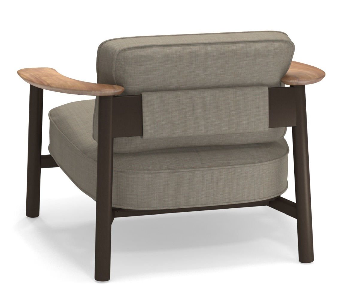 Rückansicht des Twins Lounge Chair Sessels von Emu mit braunem Gestell und Holzarmlehnen.