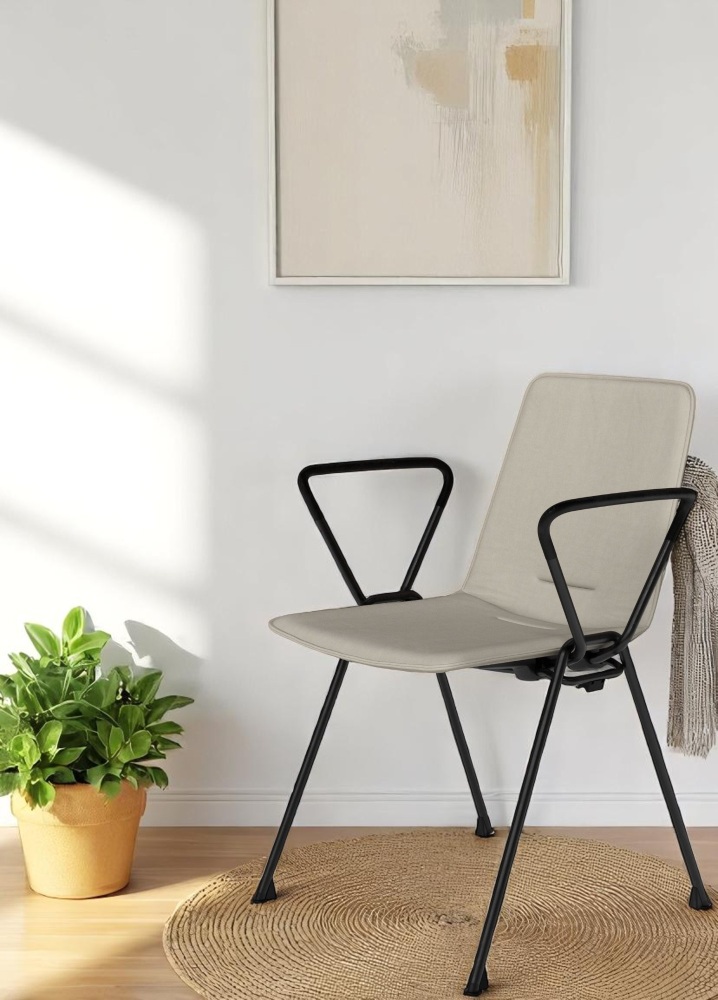 Moderner 1651 Yunity Armchair Armlehnstuhl von Walter Knoll mit schwarzem Gestell und beigem Bezug.