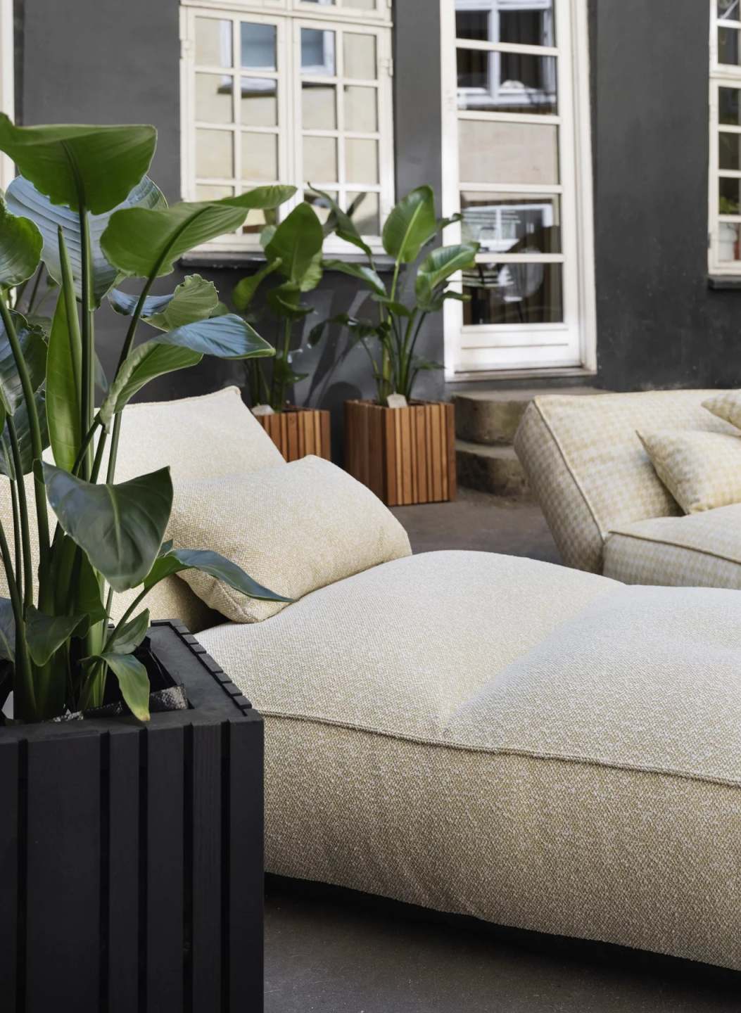 Blomus Stay Kissen Twigh Earth 80x40 cm für Outdoor-Möbel, beige Textur.
