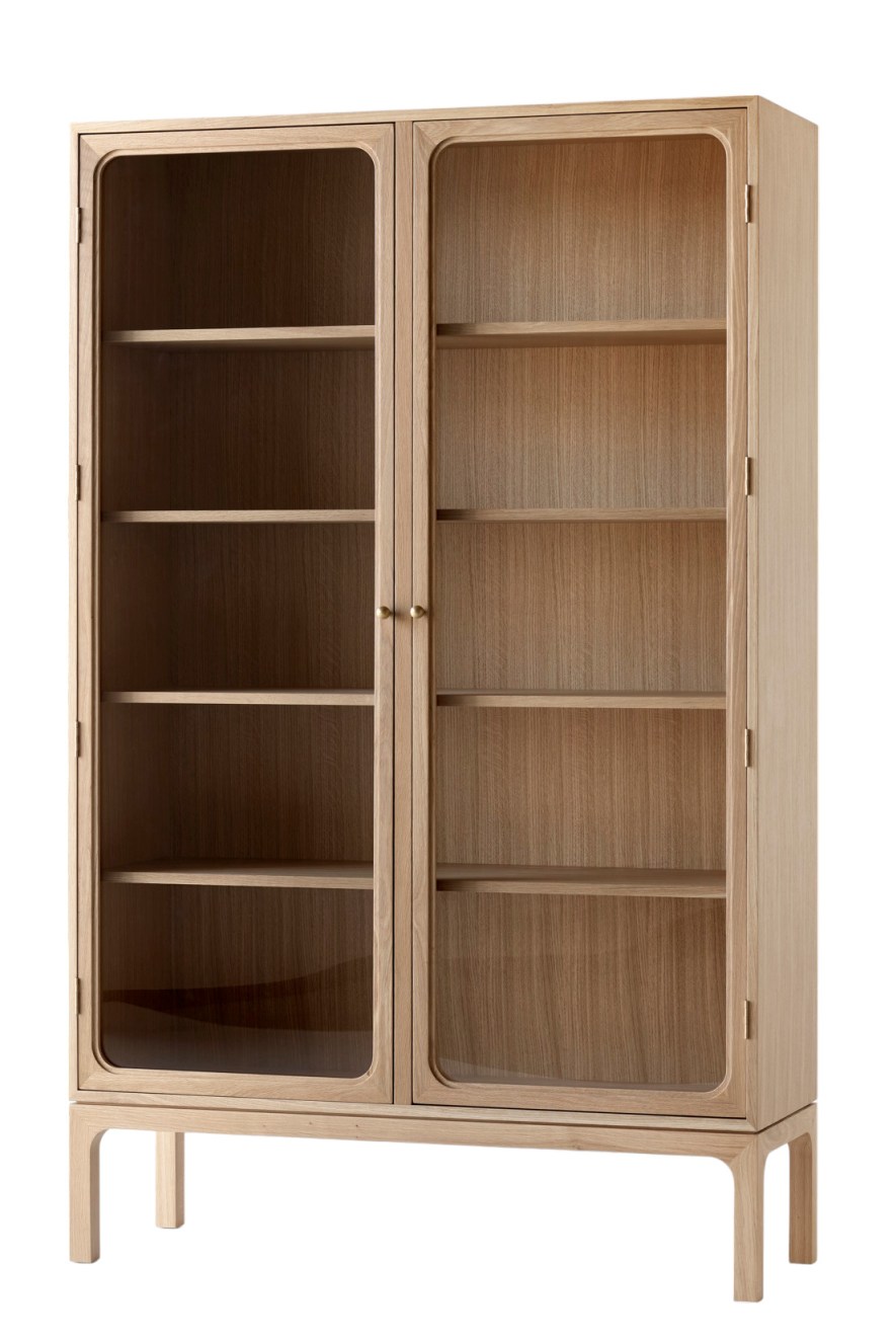 AndTradition Trace Vitrine SC88 aus Eiche mit Glastüren und Regalböden für Wohnzimmer und Esszimmer.