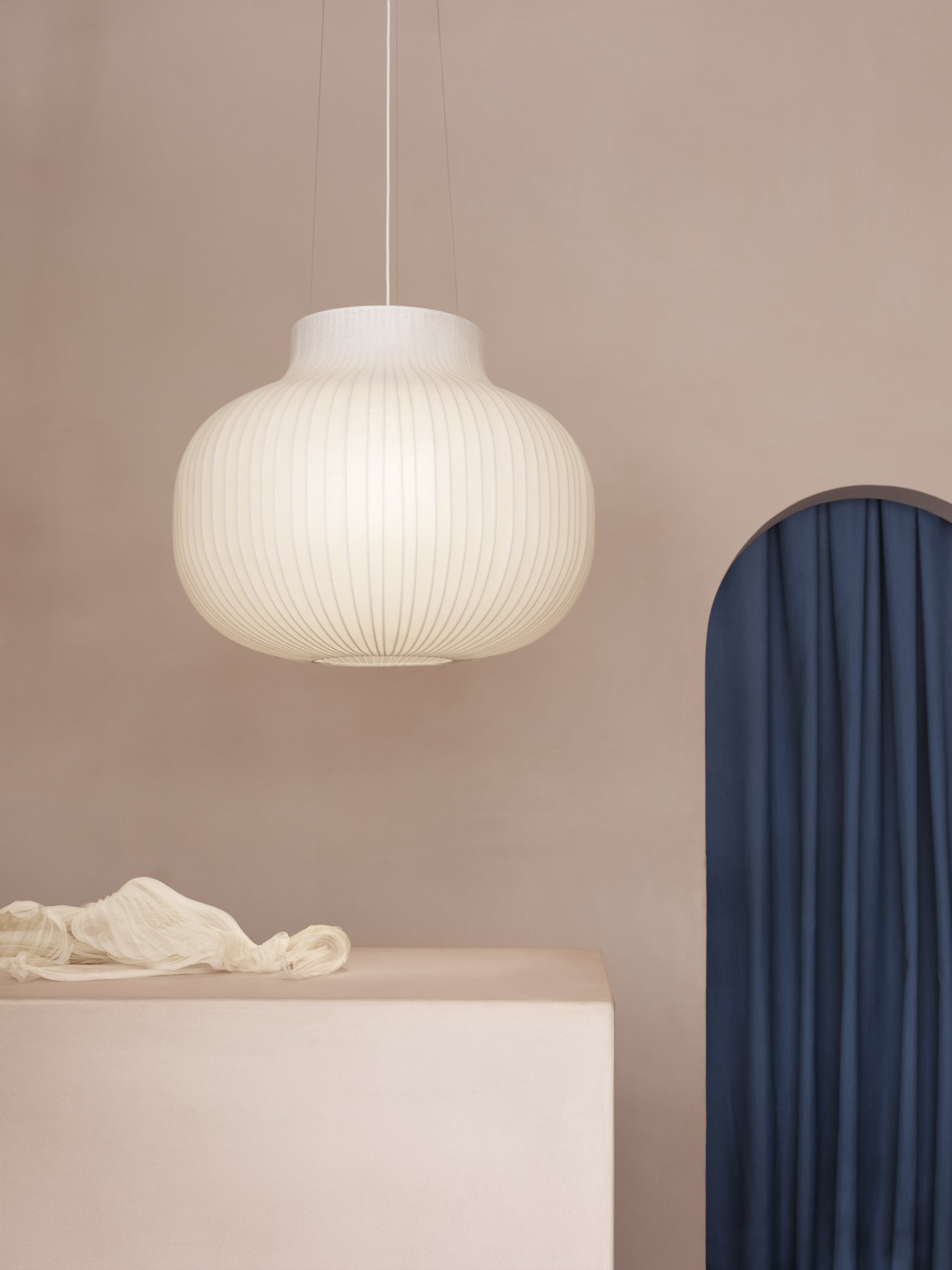 Nahaufnahme der Muuto Strand Pendelleuchte, eine moderne, weiße Designerlampe mit gerippter Oberfläche.