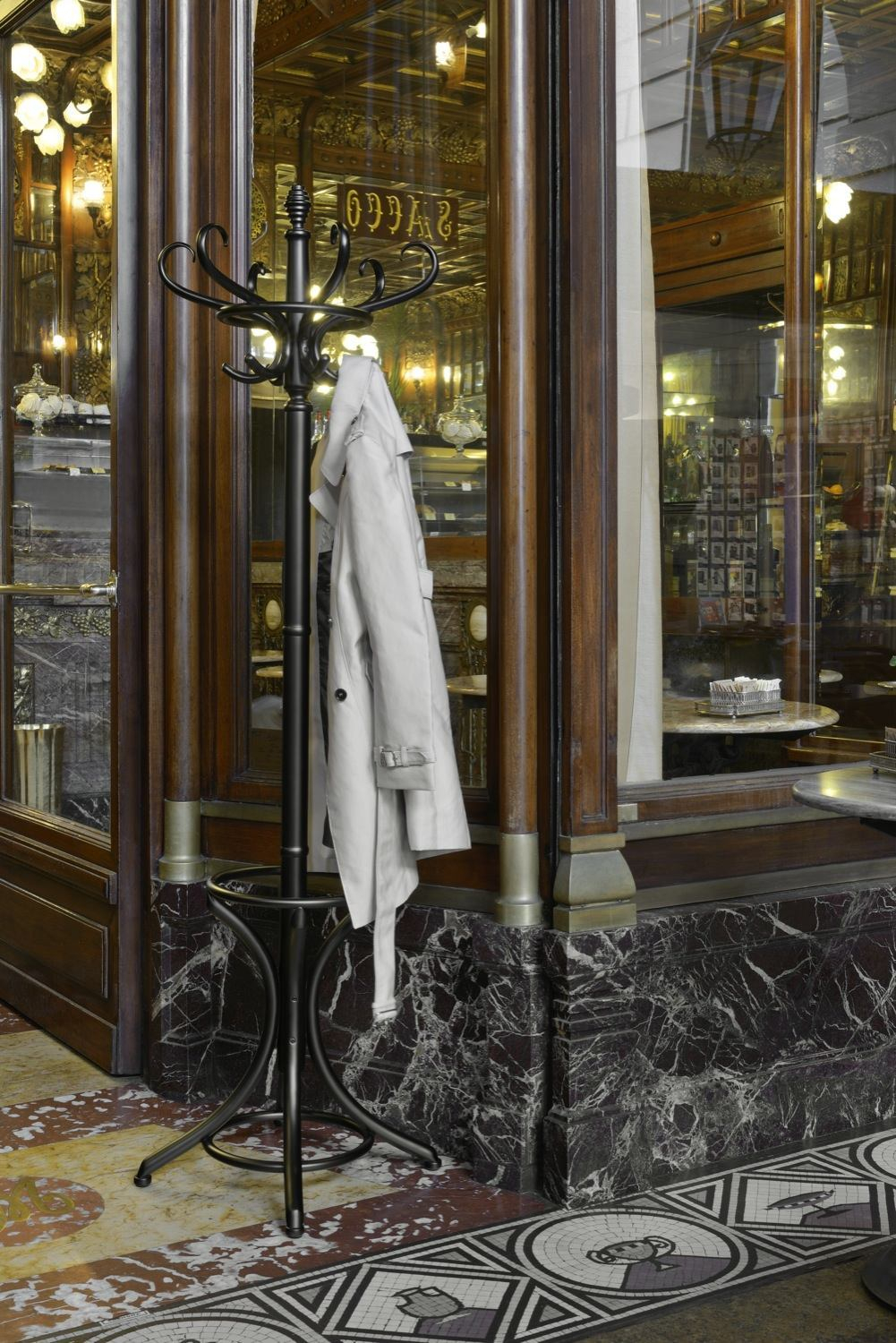 AP220 Kleiderständer von Wiener GTV Design aus dunklem Metall mit hellem Mantel.