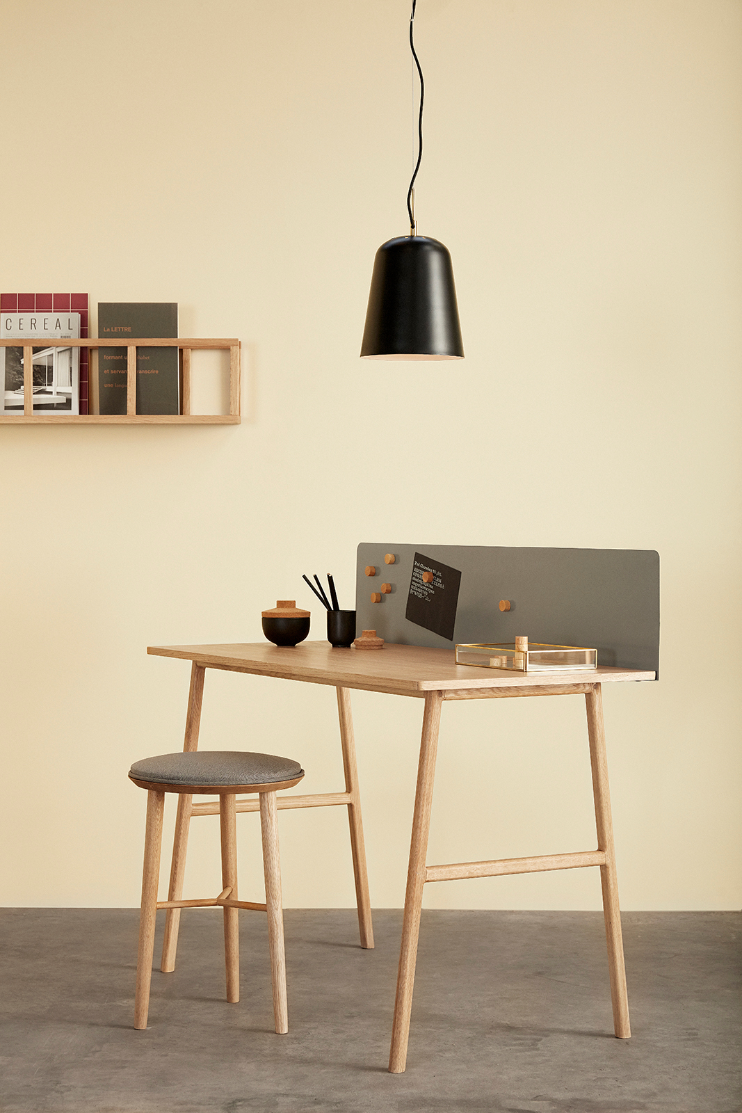 Hübsch Interior: Schreibtisch mit Hocker, Magazinhalter aus Eiche und Lampe im minimalistischen Design.