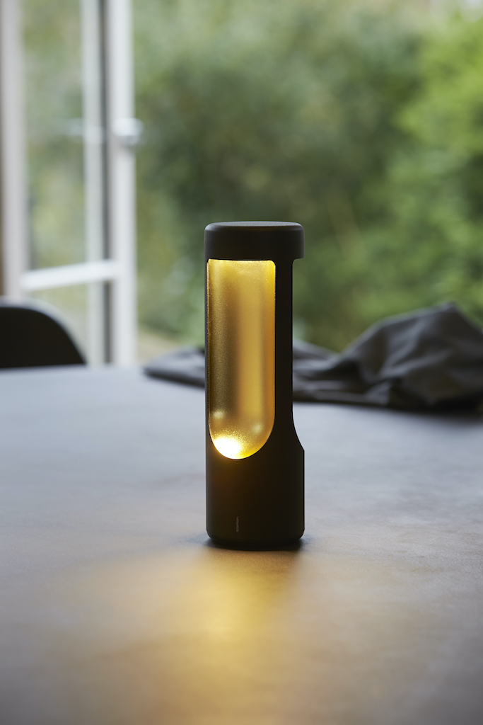 Nahaufnahme der Stelton Elton LED Akkuleuchte, kabellose Tischleuchte für stimmungsvolle Beleuchtung.