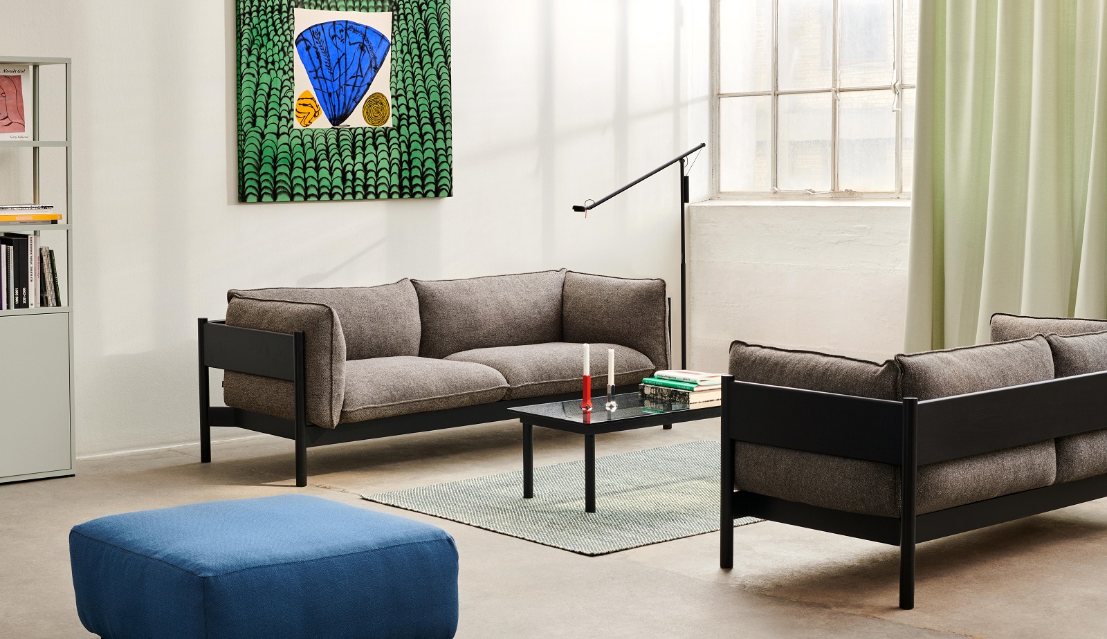 Blauer Hay Mags Connectable Hocker (Extra Small) im modernen Wohnzimmer mit Sofa und Teppich.