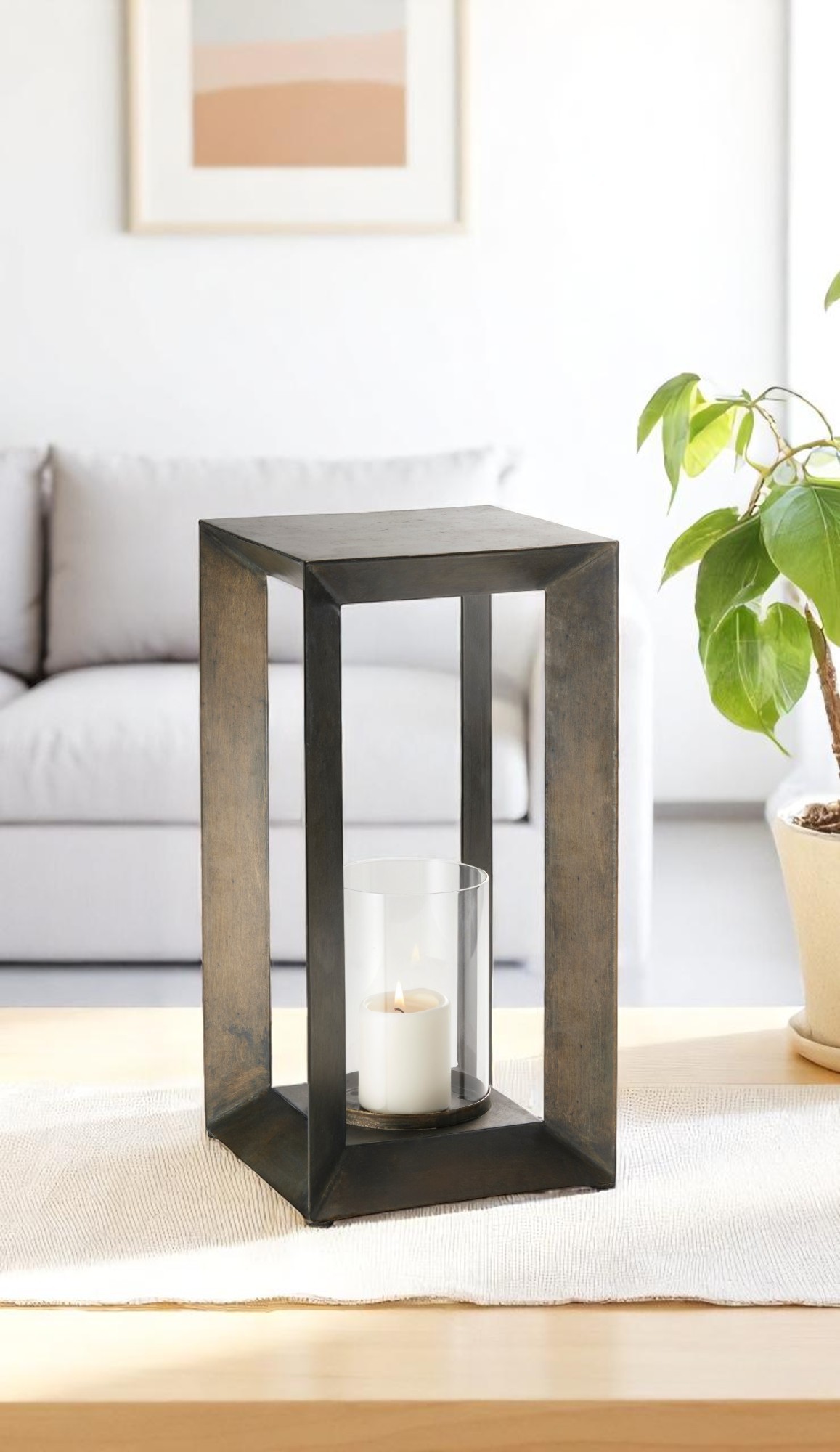 Estate Windlicht von Philippi: Modernes Windlicht aus Metall mit Glaszylinder und brennender Kerze.
