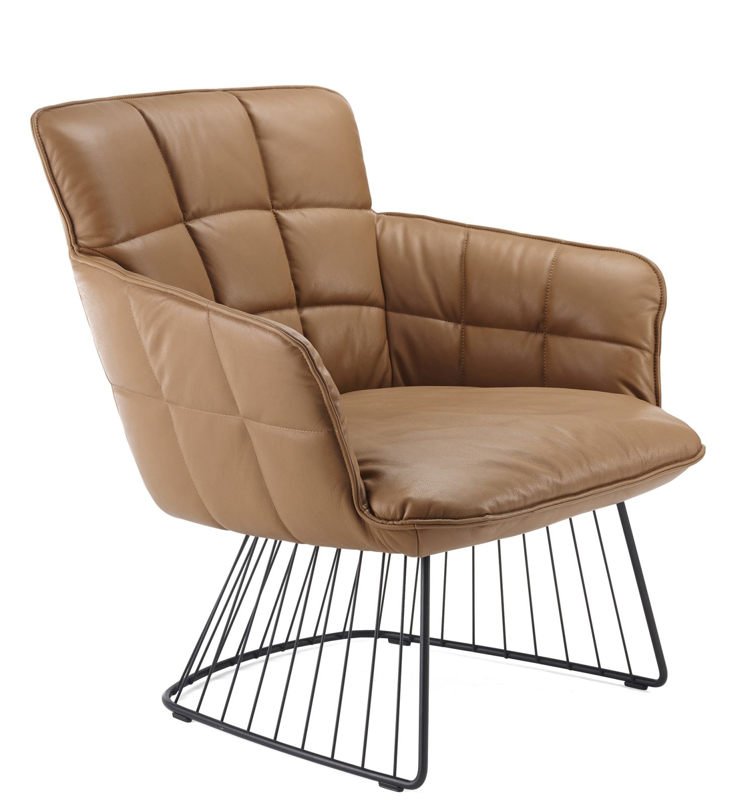 Marla Easy Chair von Freifrau Manufaktur: Sessel in braunem Leder mit schwarzem Drahtgestell.