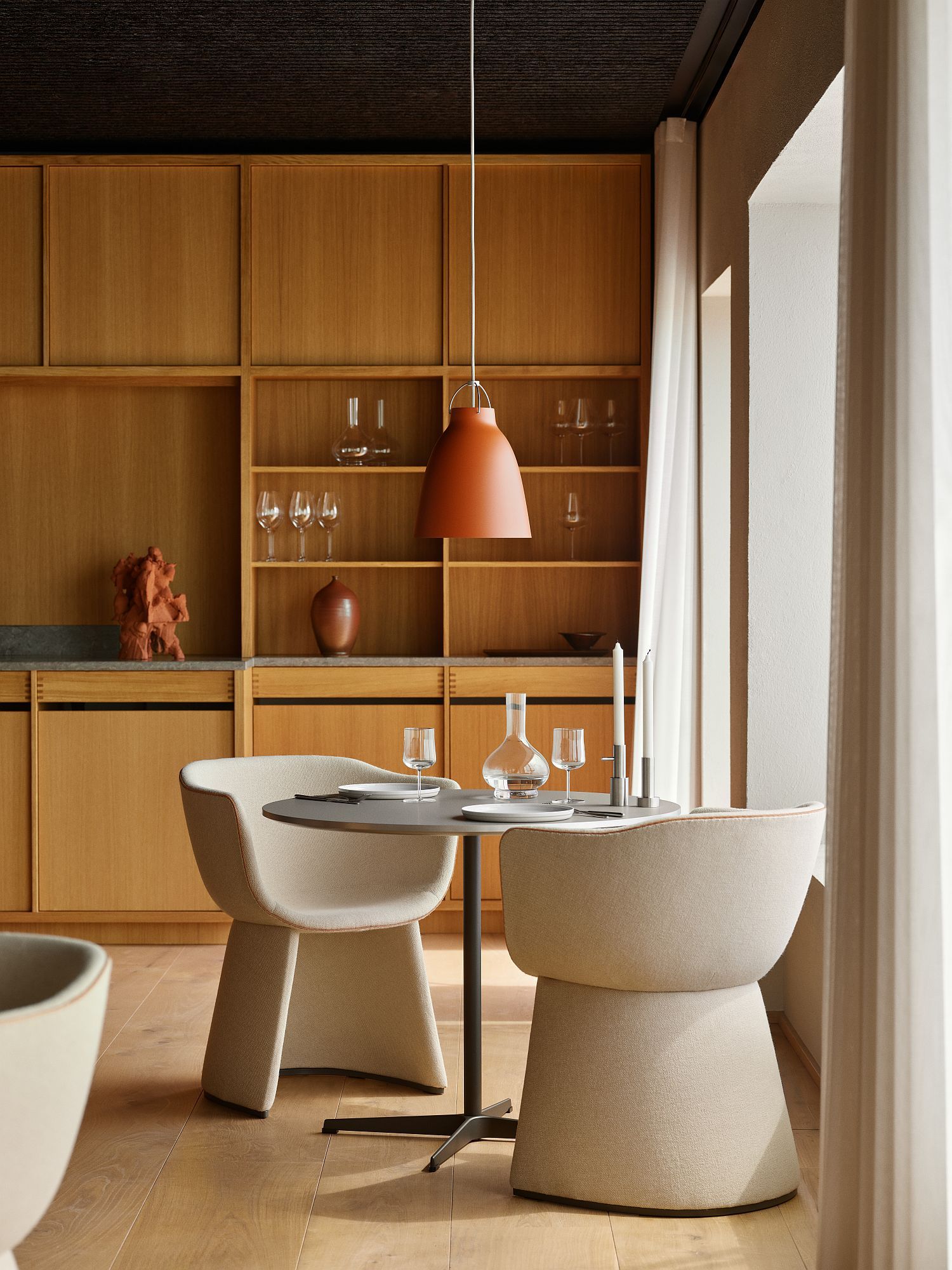Monolit Loungesessel von Fritz Hansen am Esstisch, skandinavisches Design, beige Polsterung, modernes Esszimmer.