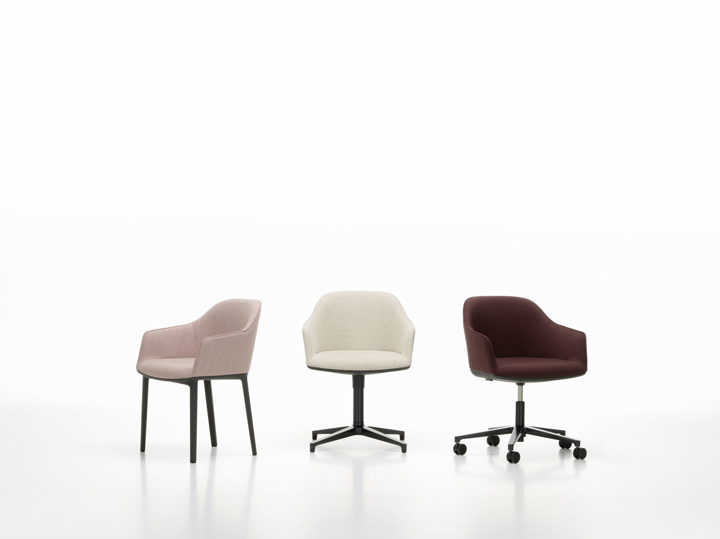 Drei Vitra Softshell Stühle in Rosa, Beige und Braun, Bürostühle mit Fünfsternfuß und Armlehnen.