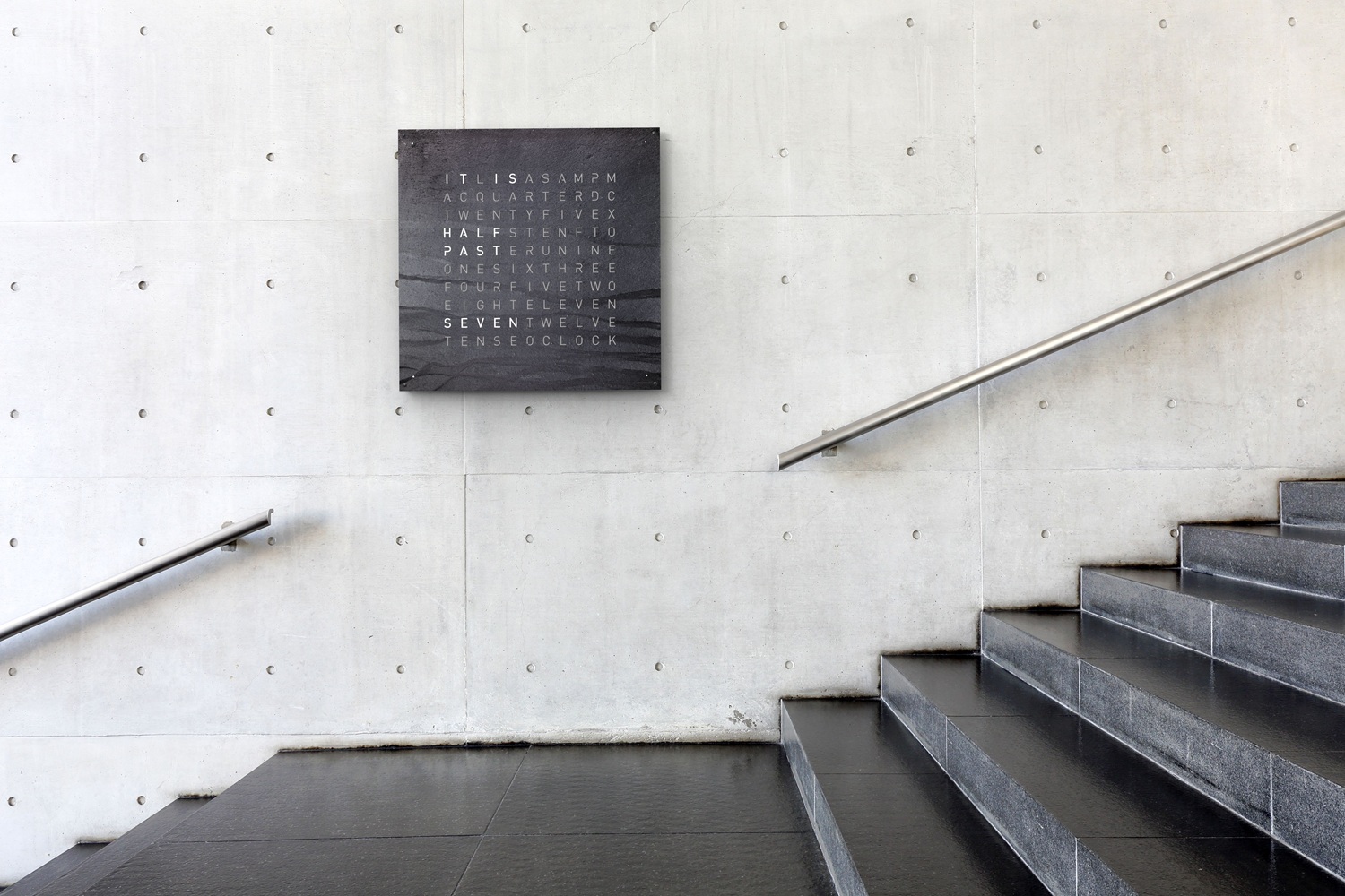 Earth 90 Creator's Edition wandklok / Tijdsobject Duits QLOCKTWO