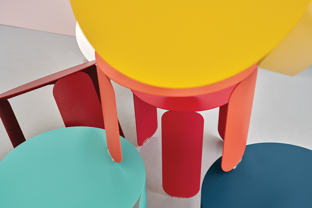 Detailaufnahme von mehreren farbenfrohen Fermob Beistelltischen der Serie Bebop Outdoor Side Table in Gelb, Rot, Türkis und Blau.