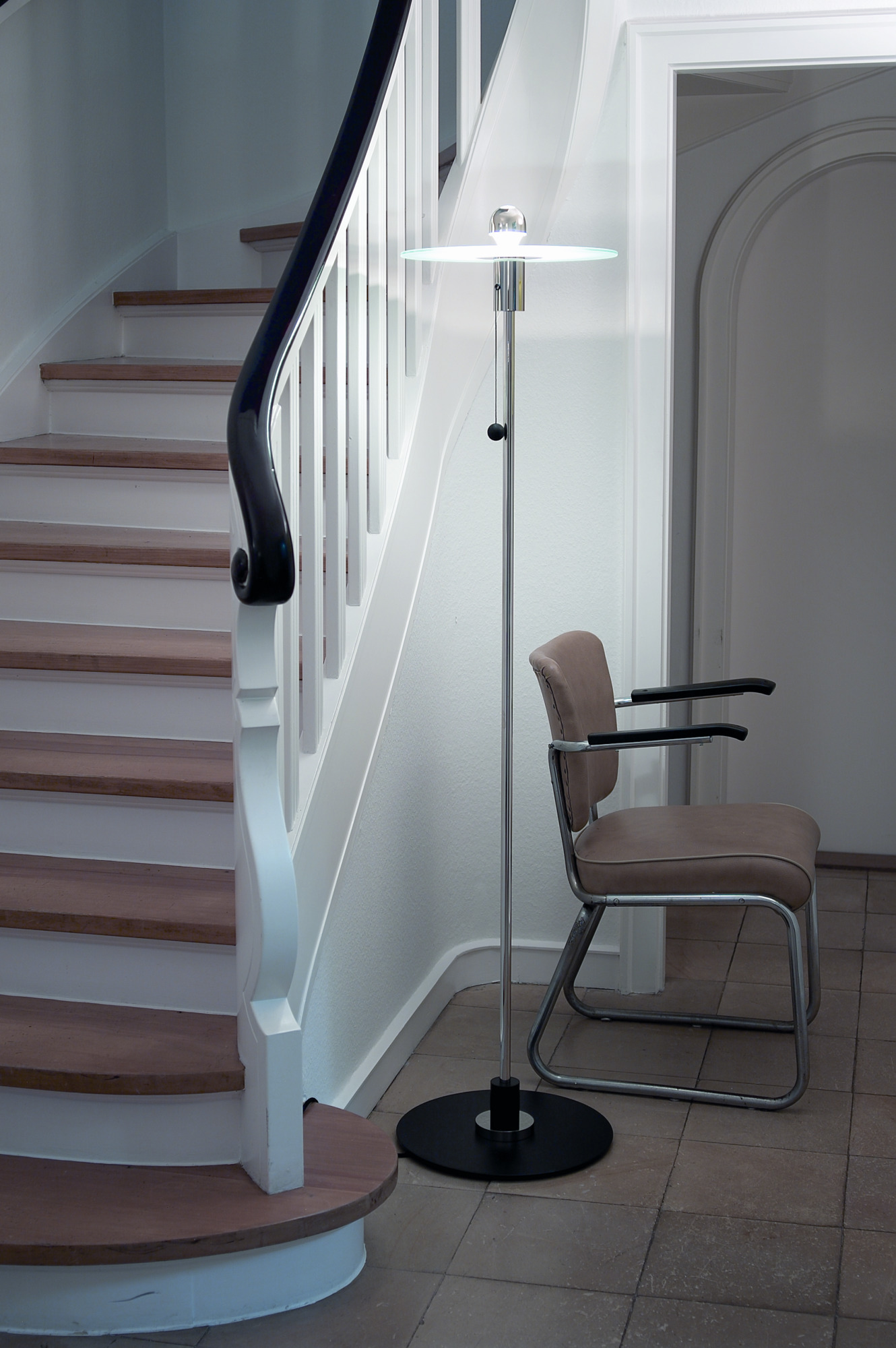 Bauhaus BST 23 Stehleuchte von Tecnolumen neben Treppe und Stuhl, modernes Design, Innenbeleuchtung.