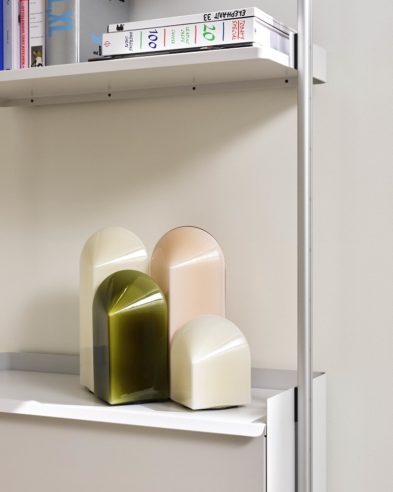 Nahaufnahme der Parade Table Lamp Tischleuchte von Hay in Shell Weiß und anderen Farben.