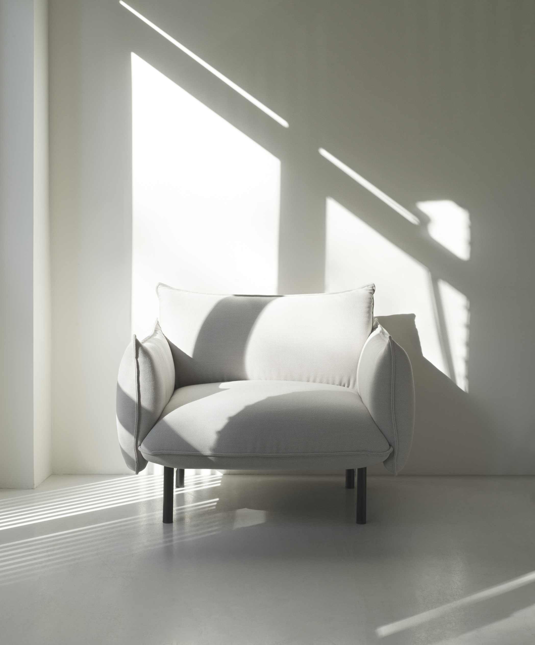 Ark Lounge Chair Sessel von Normann Copenhagen in hellem Grau, minimalistisches Design mit Schatteneffekten.