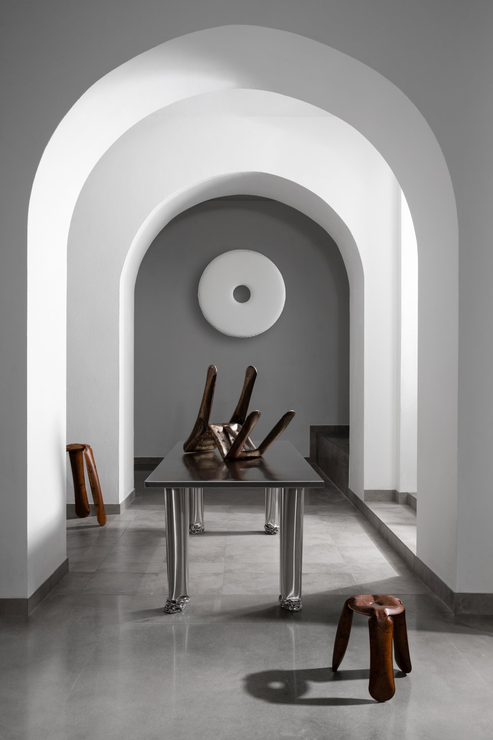 Crash Table Esstisch Zieta in modernem Interieur mit Stühlen und stilvollem Design, ideal für Esszimmer.