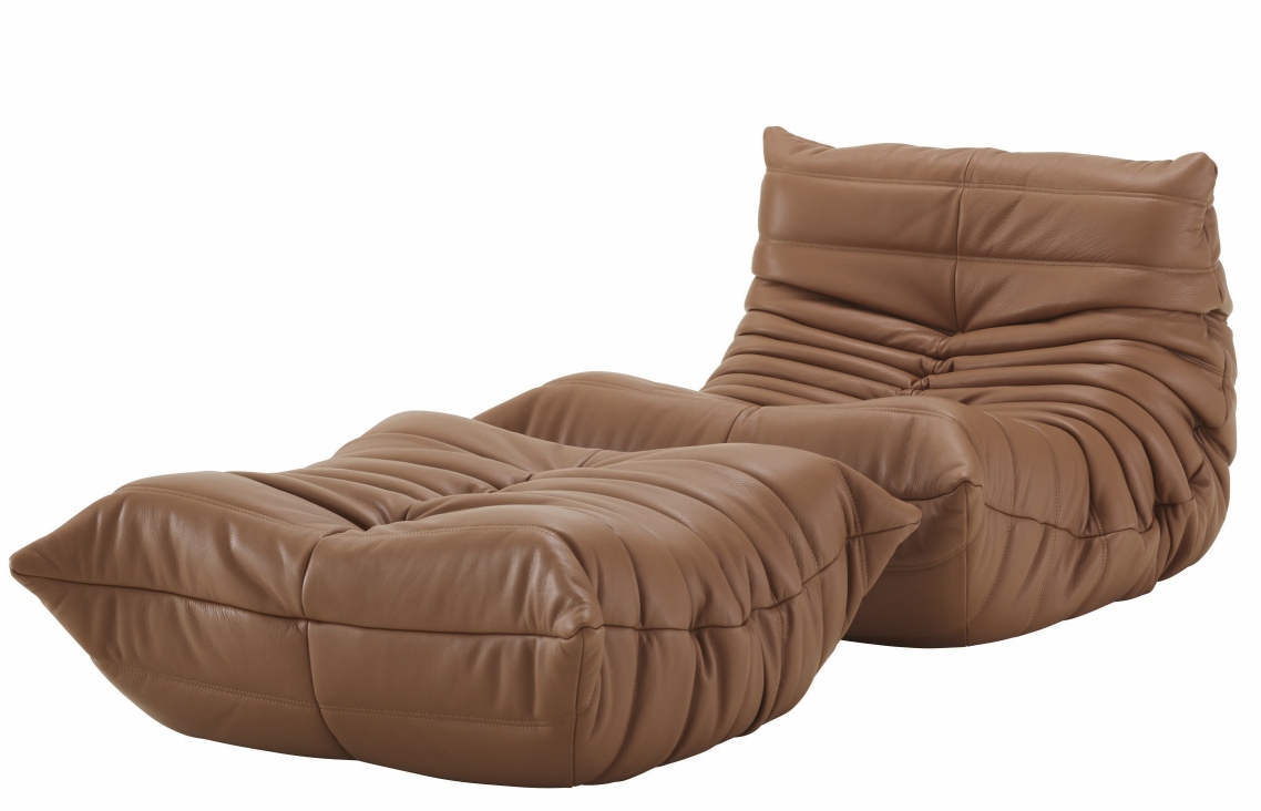Brauner Togo Hocker von ligne roset, Ledersitzmöbel mit charakteristischer, gesteppter Polsterung und niedrigem Design.